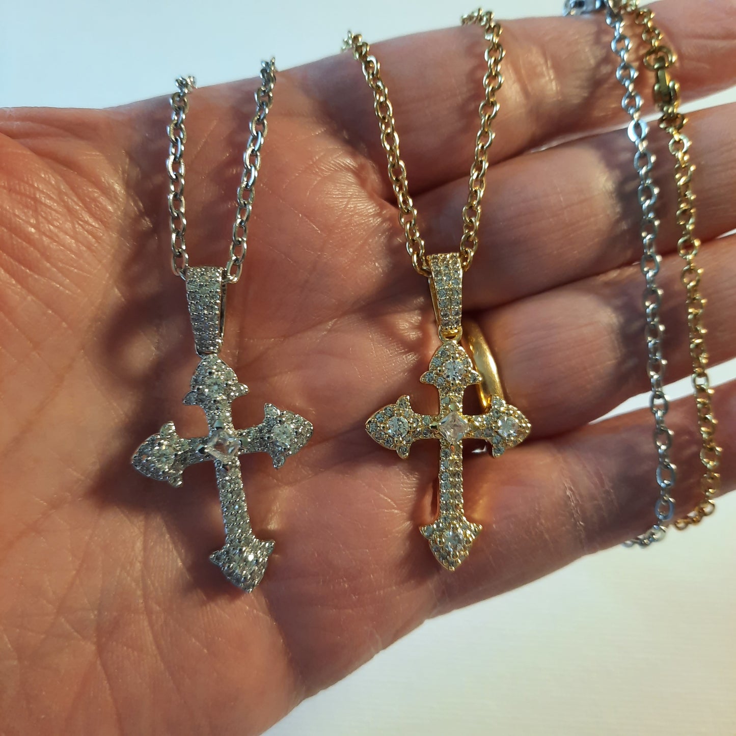 Hochwertige Edelstahlkette mit 18 Karat vergoldetem Kreuzanhänger, besetzt mit österreichischem AAA-Zirkonium