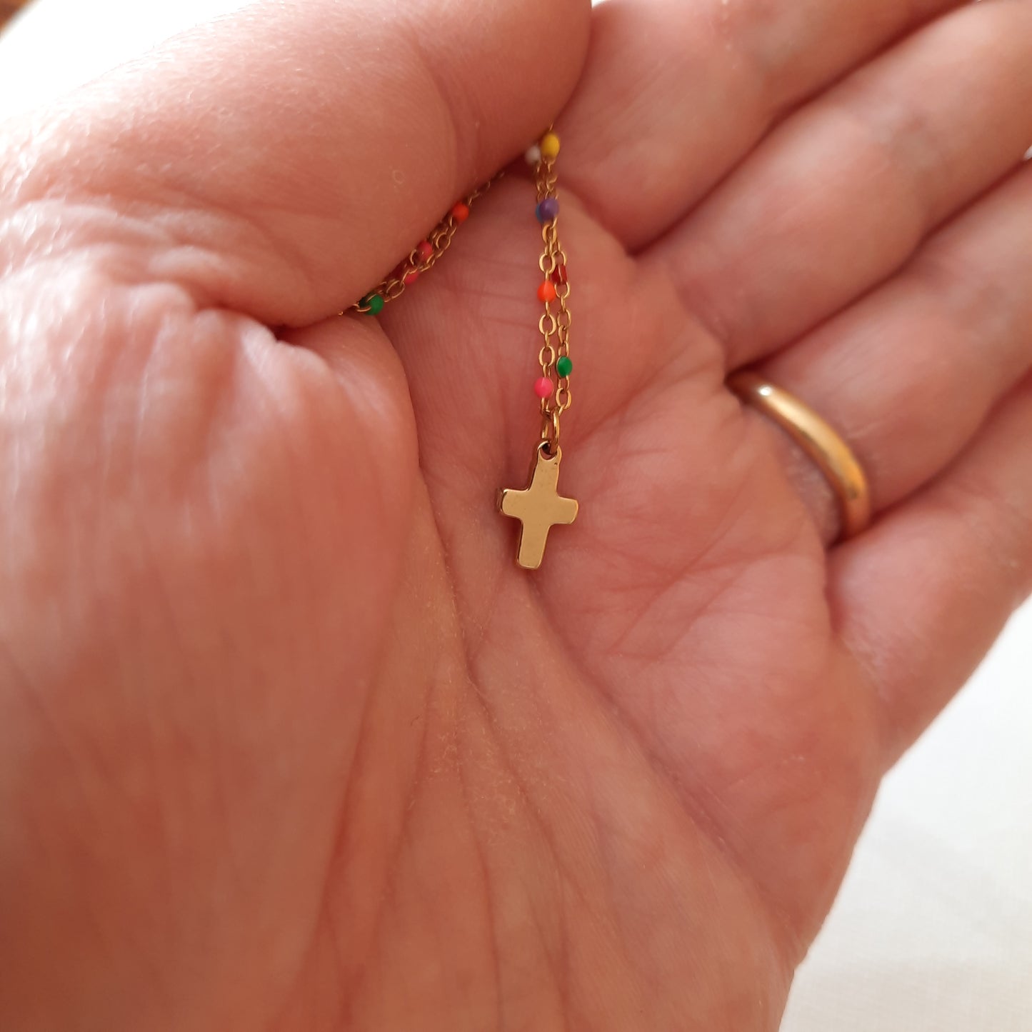 Sehr feine Halskette aus Edelstahl 316 und mehrfarbigen Emaille-Perlen, kleines Kreuz aus Edelstahl mit Strasssteinen besetzt