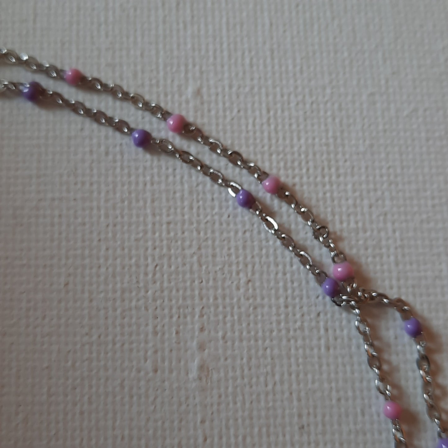 Set aus 2 Edelstahlarmbändern aus 316er Silber und Perlen in den Farben Hellrosa und Parma-Emaille, maßgefertigt von Handemade