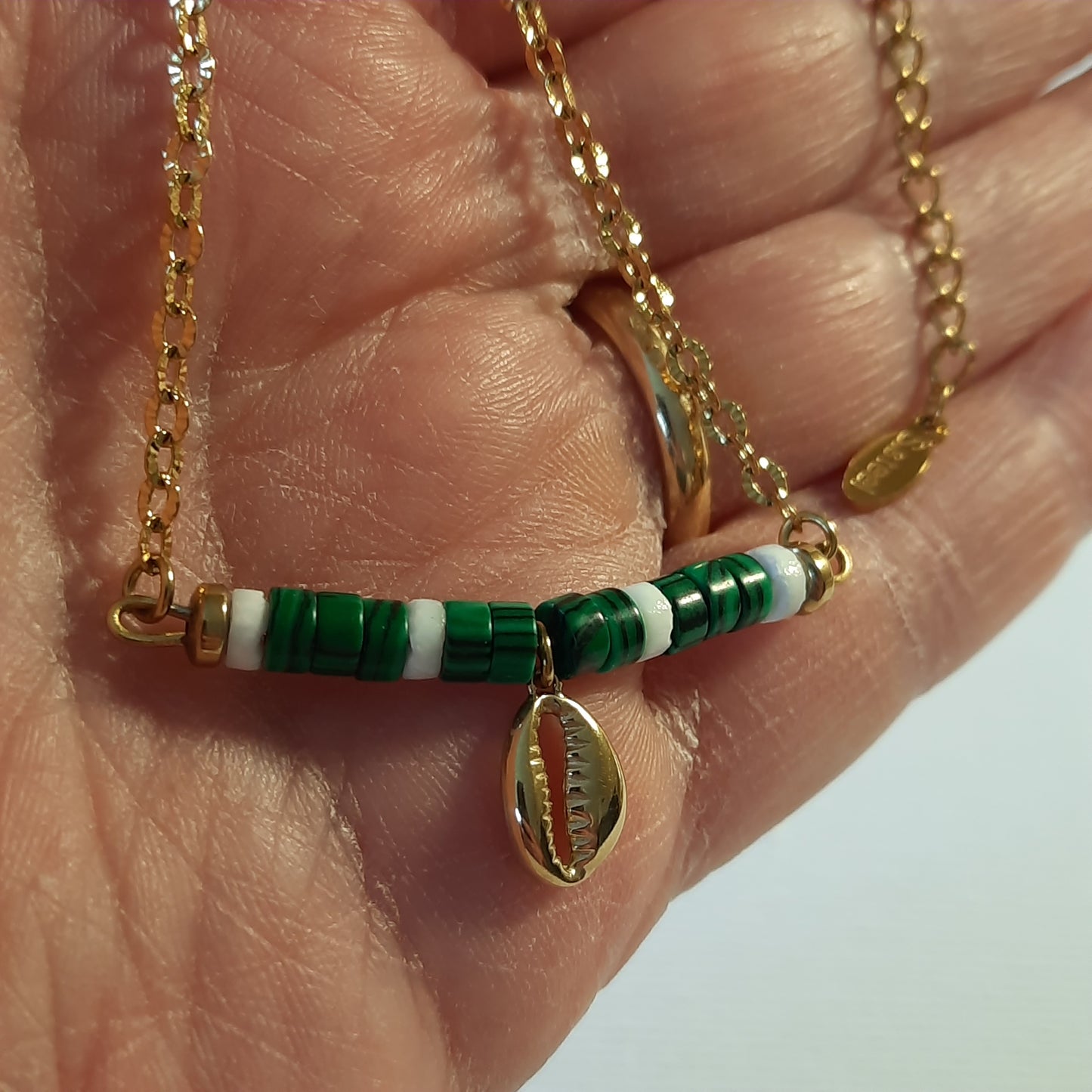 Halskette aus Edelstahl 316, echte Heishi-Malachitperlen, verstellbarer Kauri-Anhänger aus Edelstahl 316