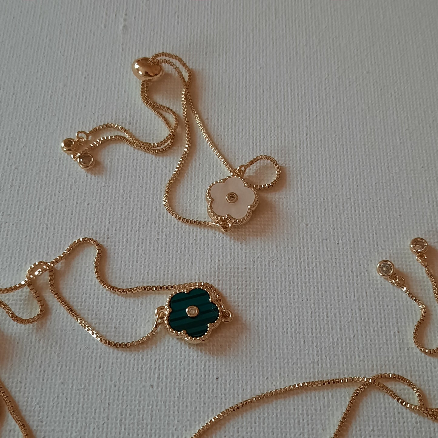 Verstellbares Kettenarmband aus Edelstahl mit Blume, Rosenquarz, Malachit, weißem Quarz