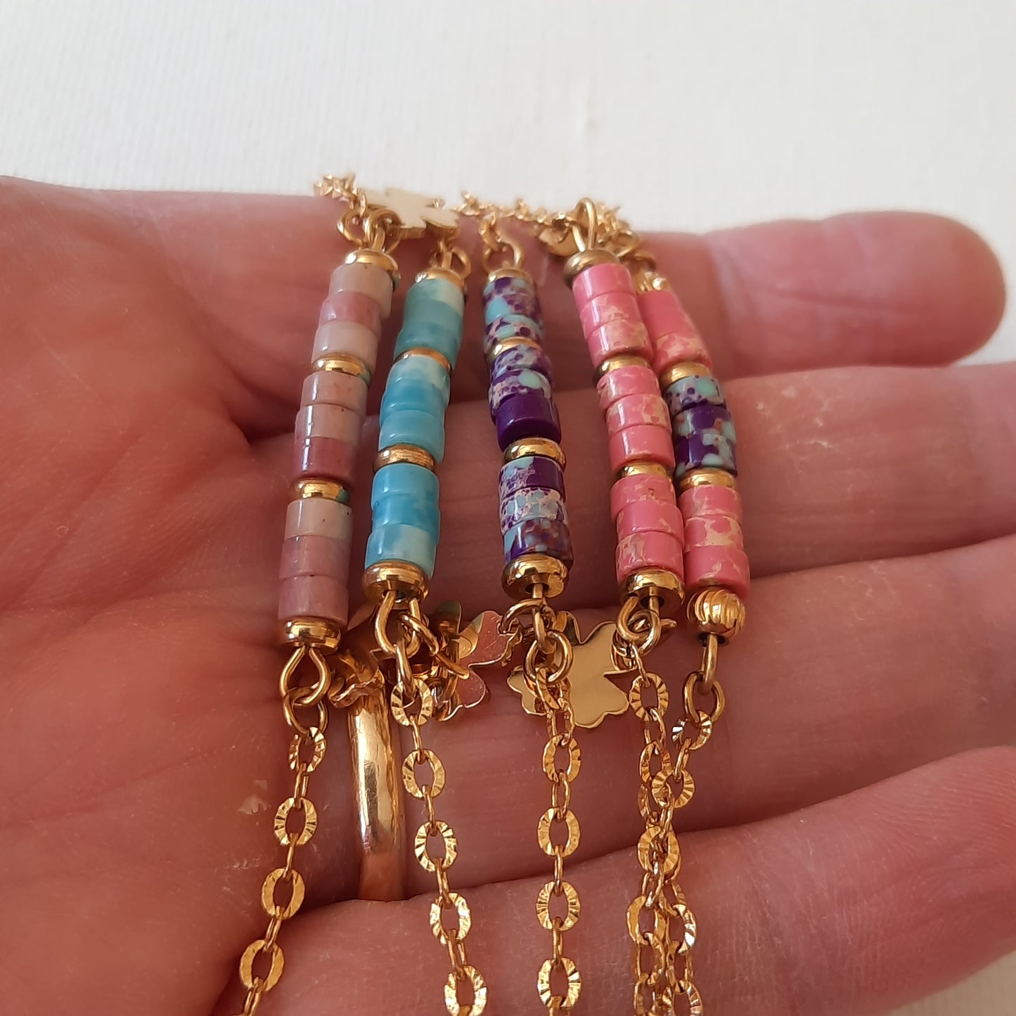 Armband aus Edelstahl 316 und handgefertigte Heishi-Steinperlen