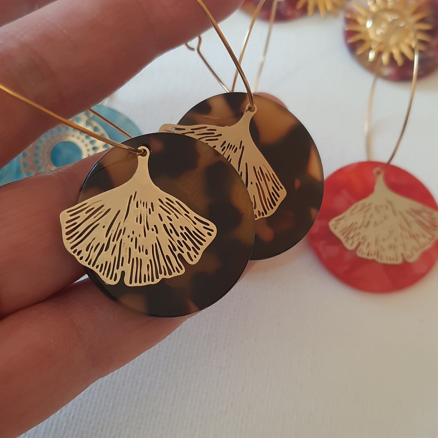 Große goldene Creolen aus Edelstahl und Anhänger aus Acrylharz