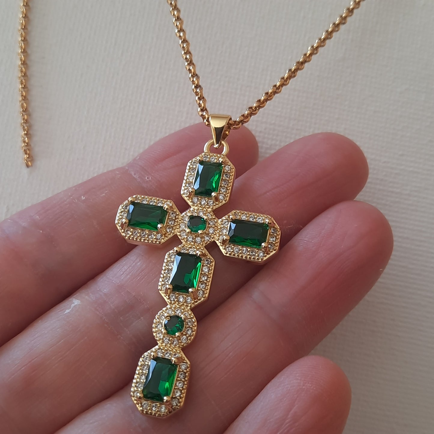 Sautoir chaîne acier inoxydable striée grand pendentif croix baroque