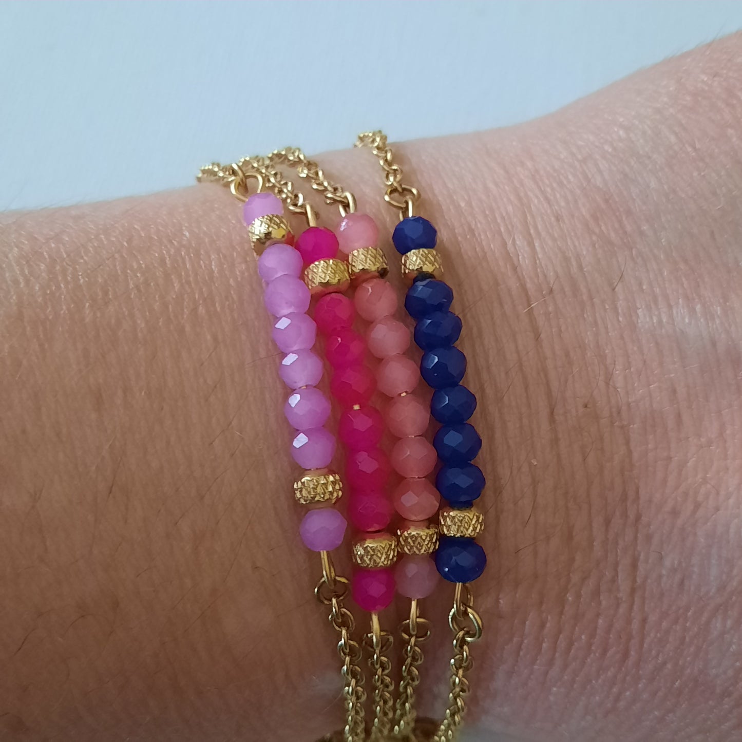 Maßgeschneidertes Armband aus Edelstahl 316 und handgefertigte farbige Kristallperlen