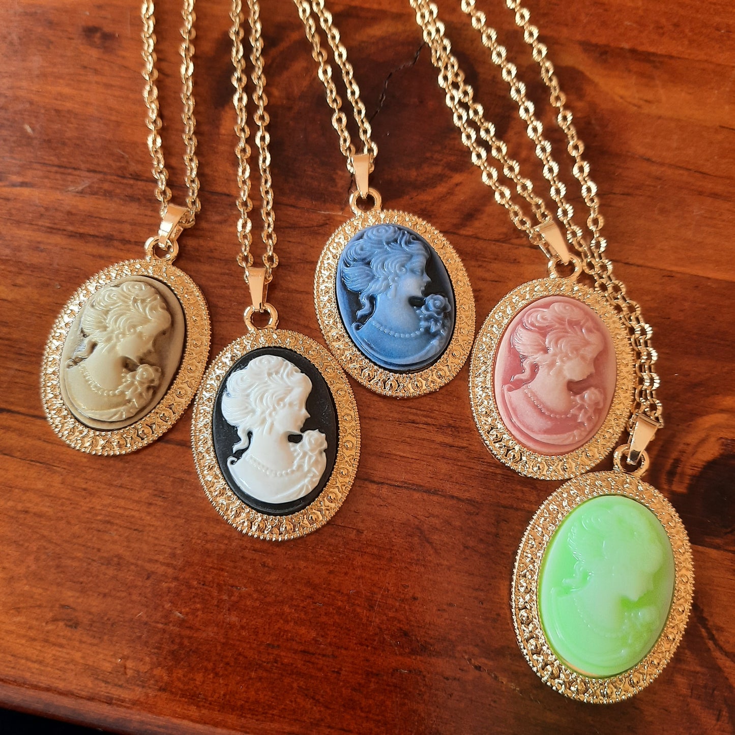 Goldkette mit gestreiftem Edelstahl 316, Retro-Anhänger mit Frauengesicht aus Harz