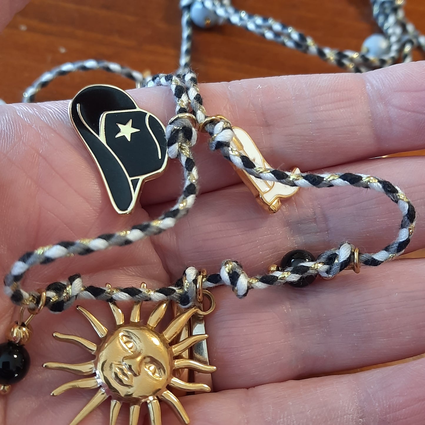 Verstellbare Halskette aus geflochtener Kordel mit handgefertigten Anhängern