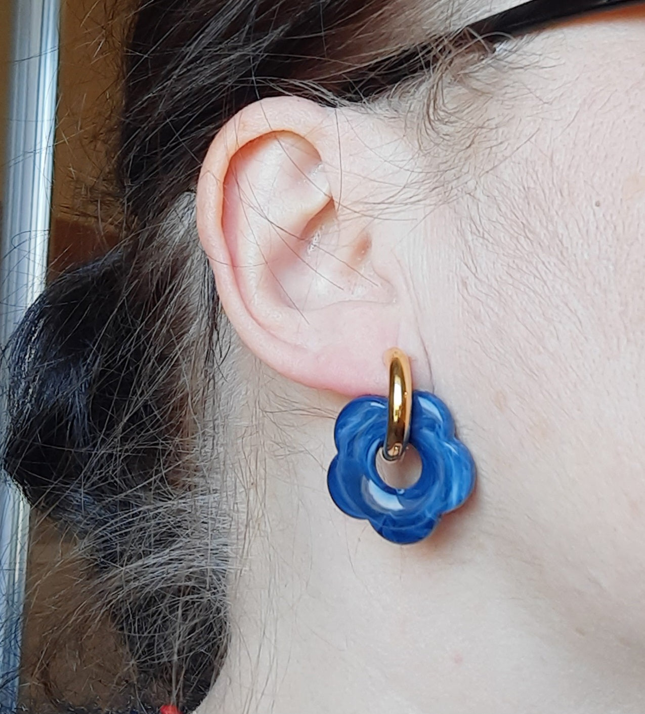 Edelstahl-Creolen und Blume aus buntem Acrylharz