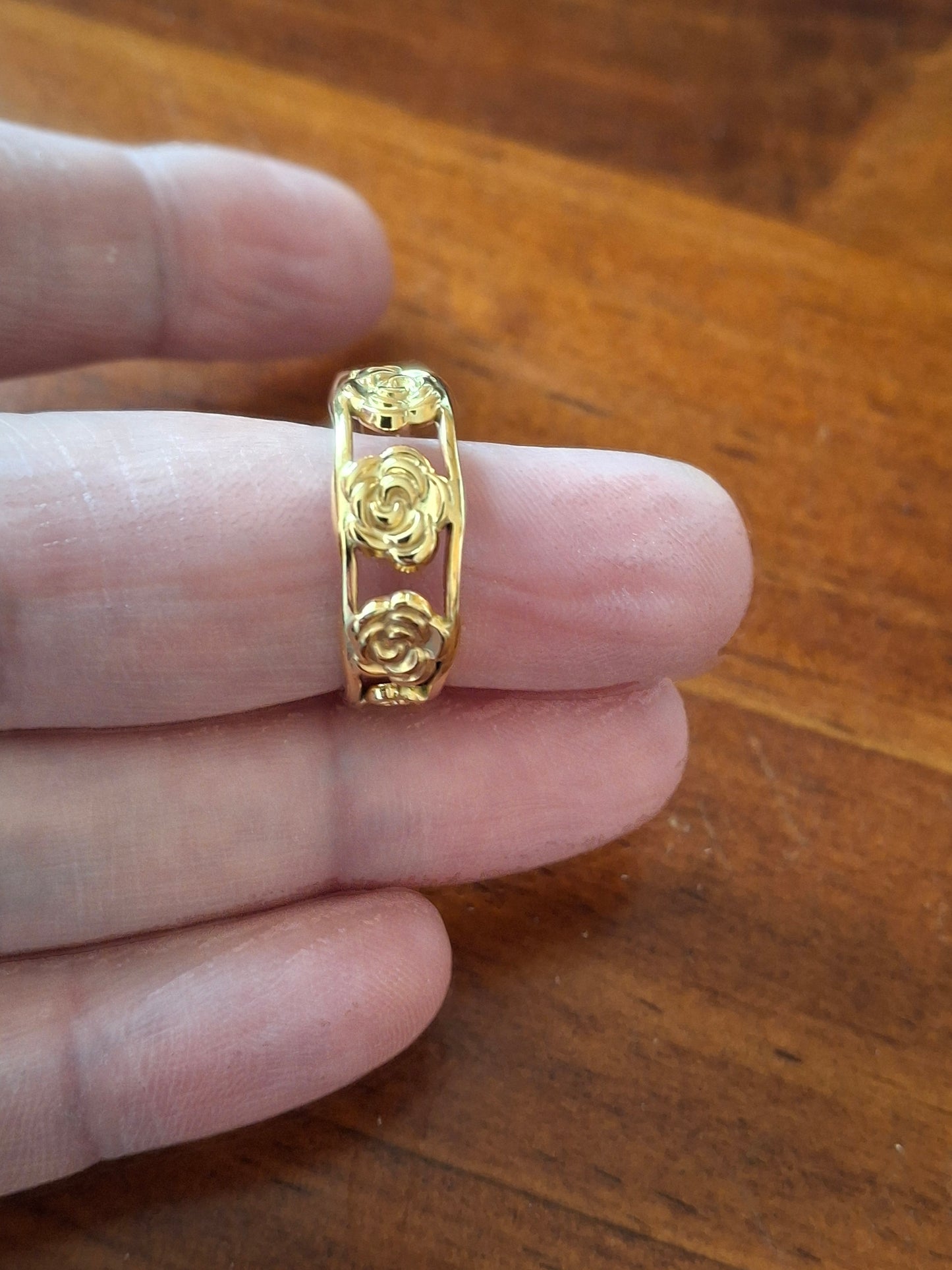 Ring aus Edelstahl 316, Blumenmuster, verstellbar.