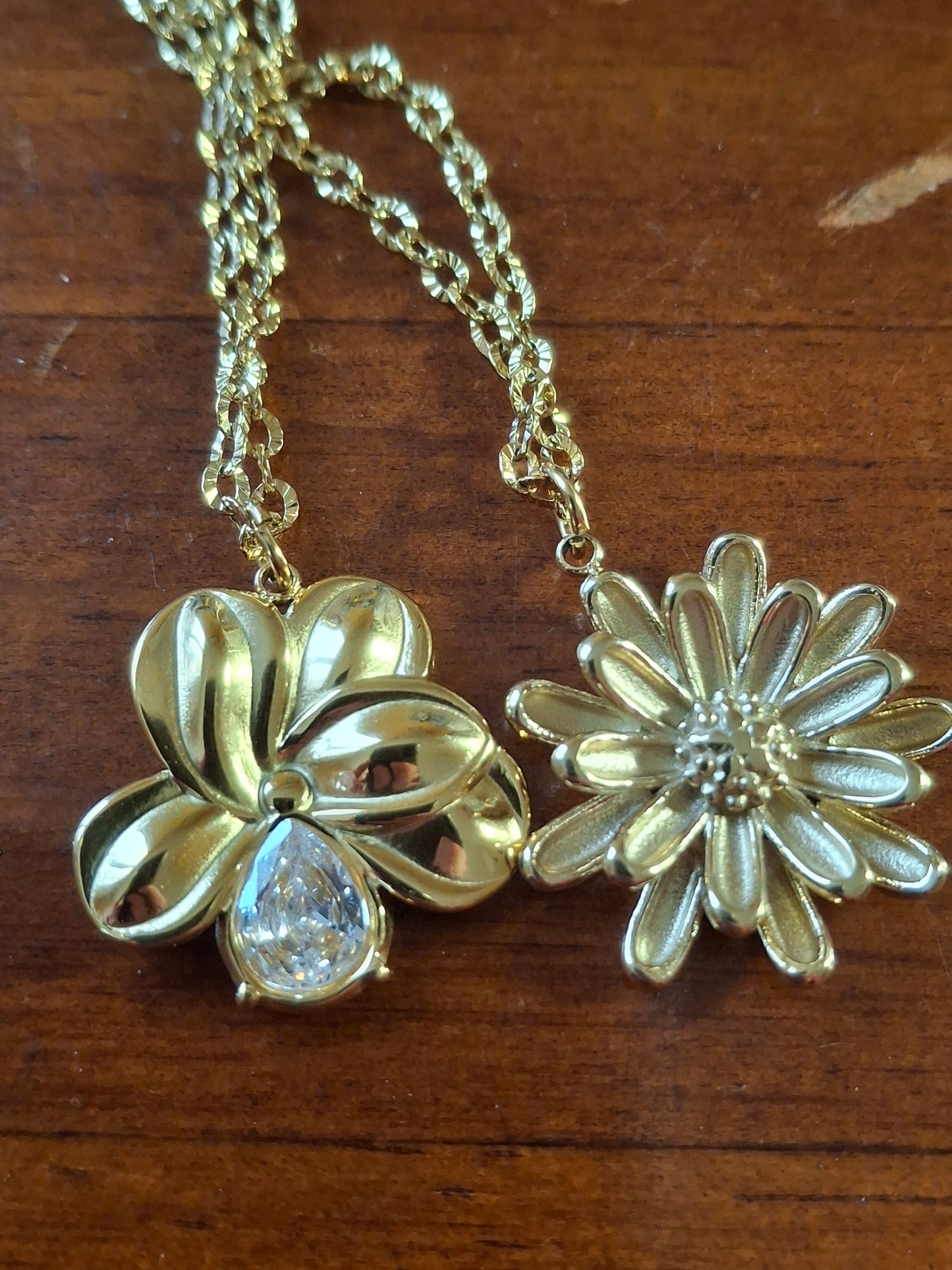 Collier chaîne dorée acier inoxydable stainless steel 316 et fleurs stainless steel 316 polis