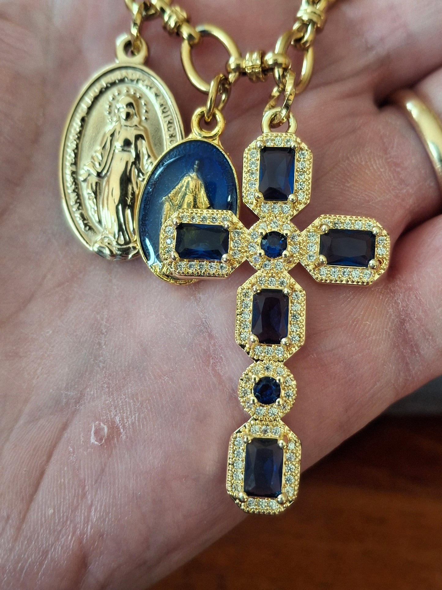 Collier chaîne acier inoxydable stainless steel 316 grand croix baroque plaqué or 18K serti cristal et zirconium AAA, madone