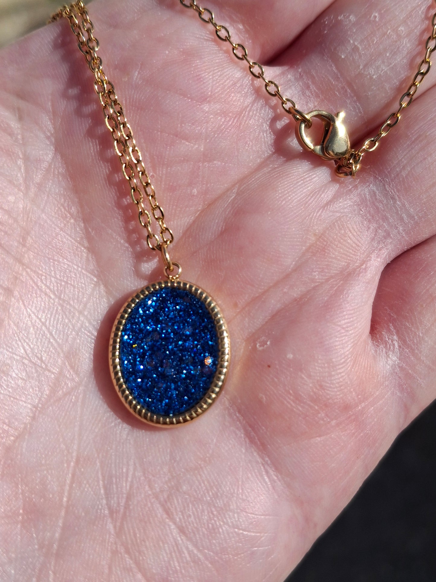 Collier chaîne dorée acier inoxydable stainless steel 316 et pendentif stainless steel 316 poli,email coloré bleu et paillettes