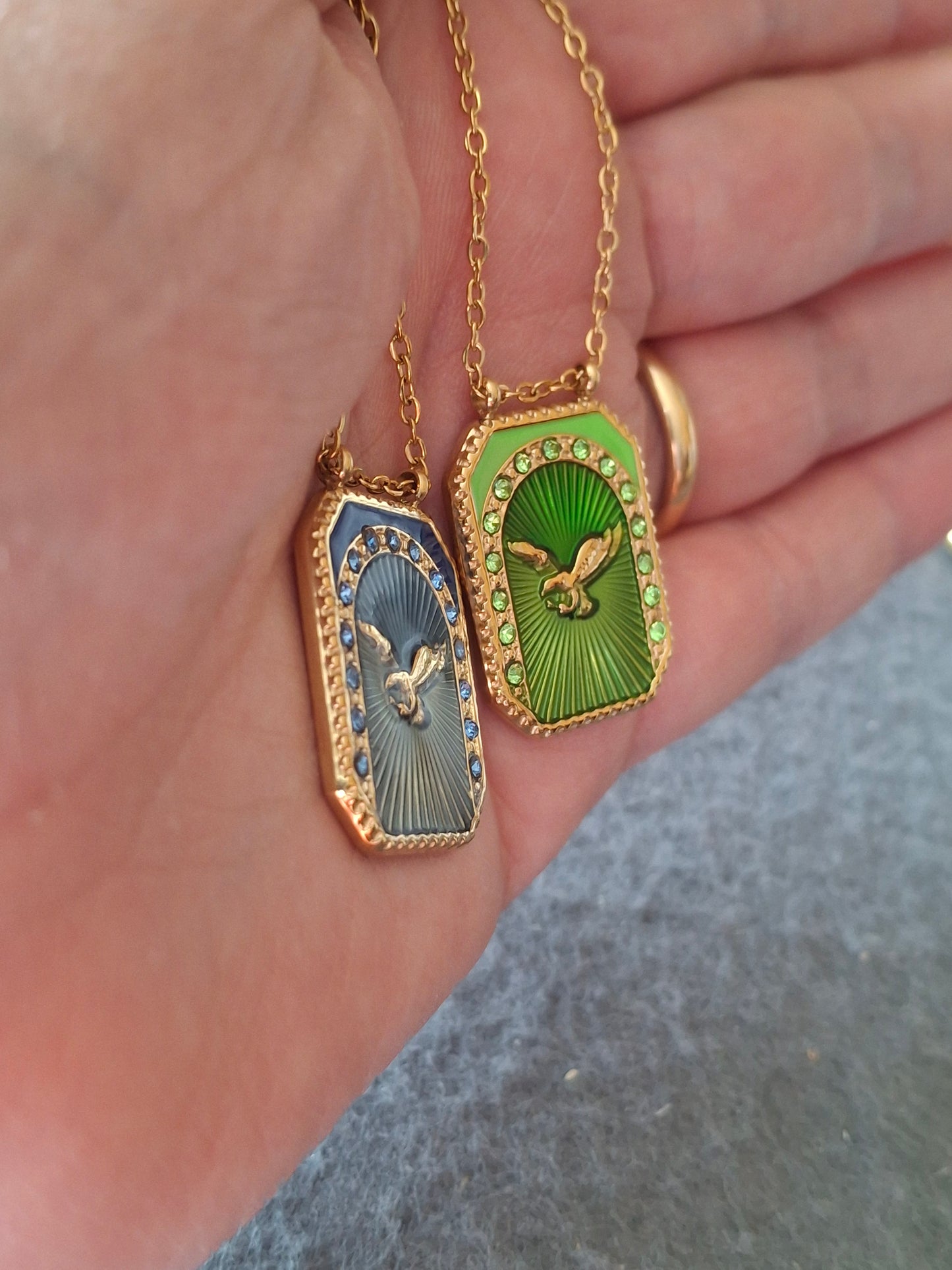 Collier chaîne dorée acier inoxydable stainless steel 316 ,pendentif carte motif aigle stainless steel 316 poli