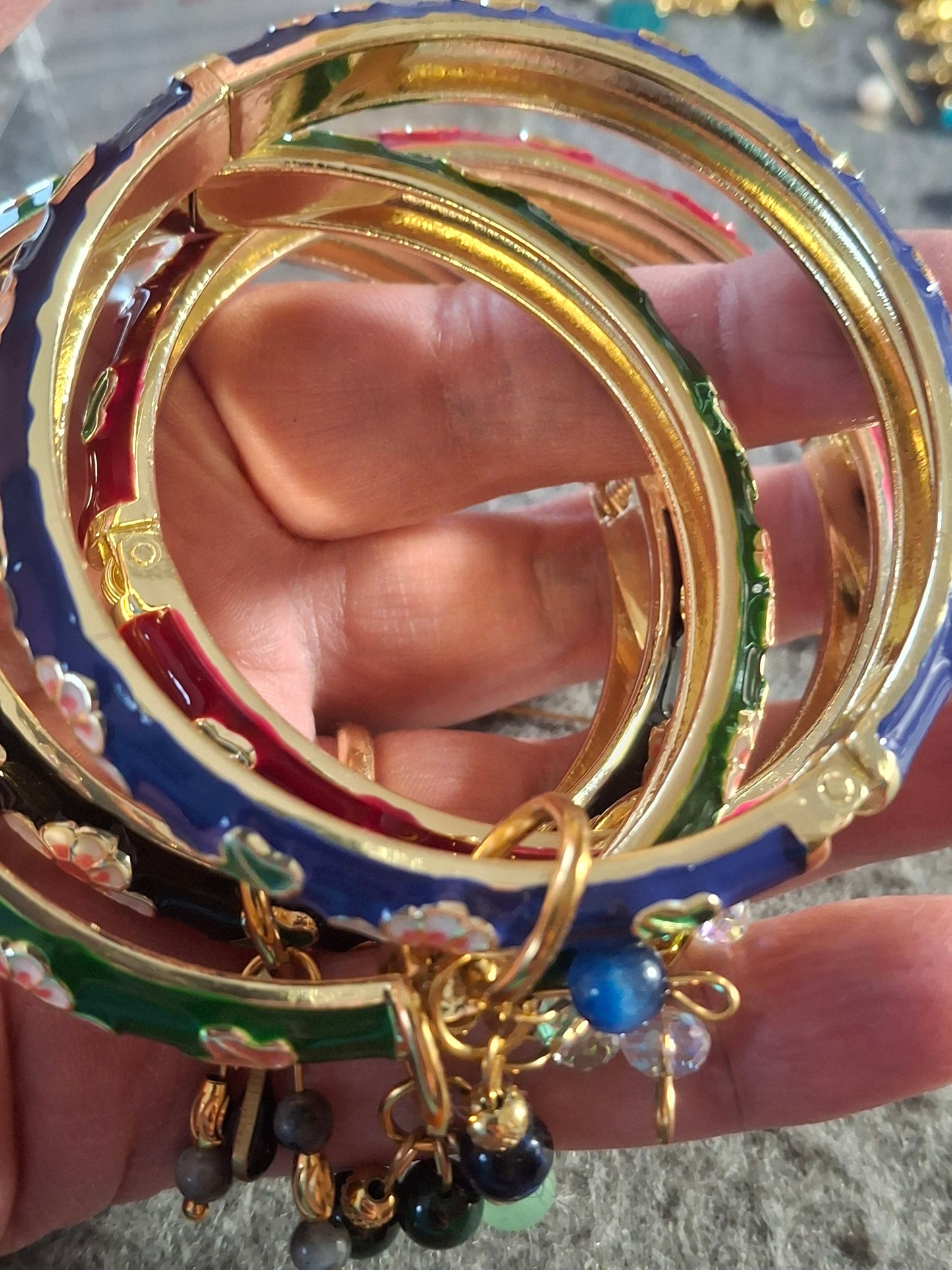 Joli jonc à ressort en email cloisonné motif fleurs et perles