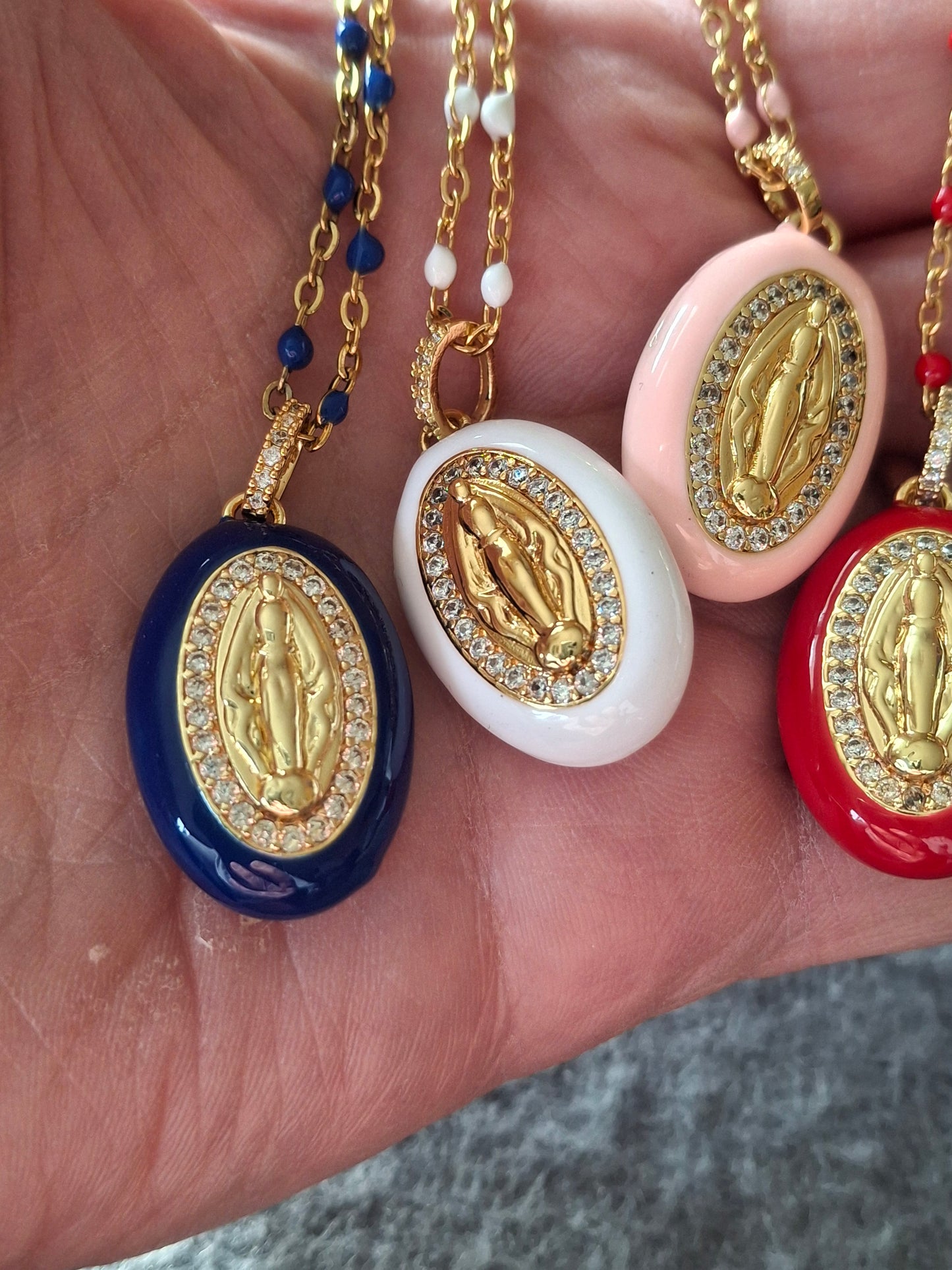 Collier chaîne acier inoxydable stainless steel grande médaille madone en email coloré