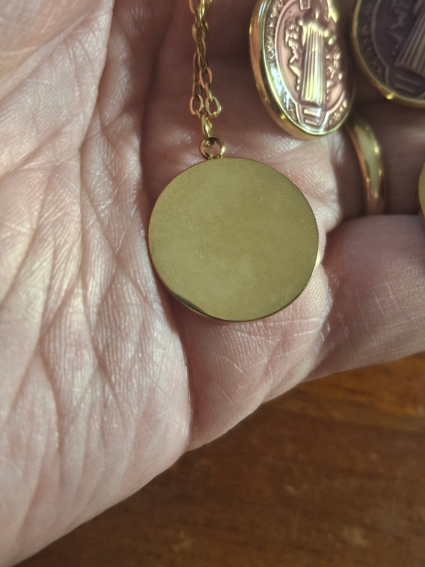 Halskette aus vergoldetem Edelstahl (316) mit Anhänger aus Edelstahl und Emaille in Form eines Propheten.