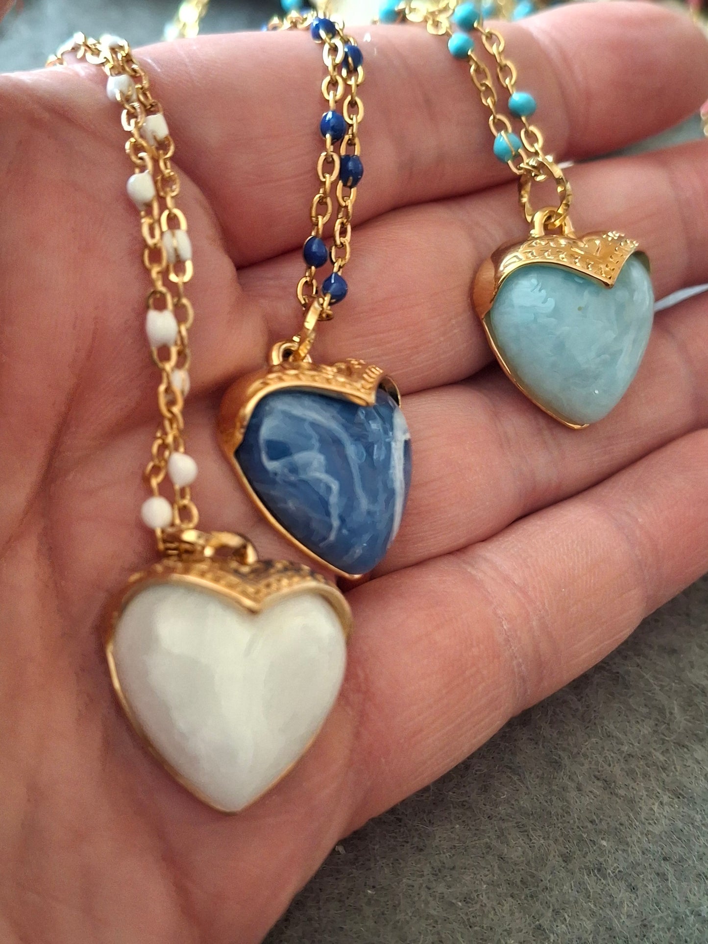 Collier chaîne dorée acier inoxydable stainless steel et perles en email coloré, grand cœur stainless steel 316 et résine colorée