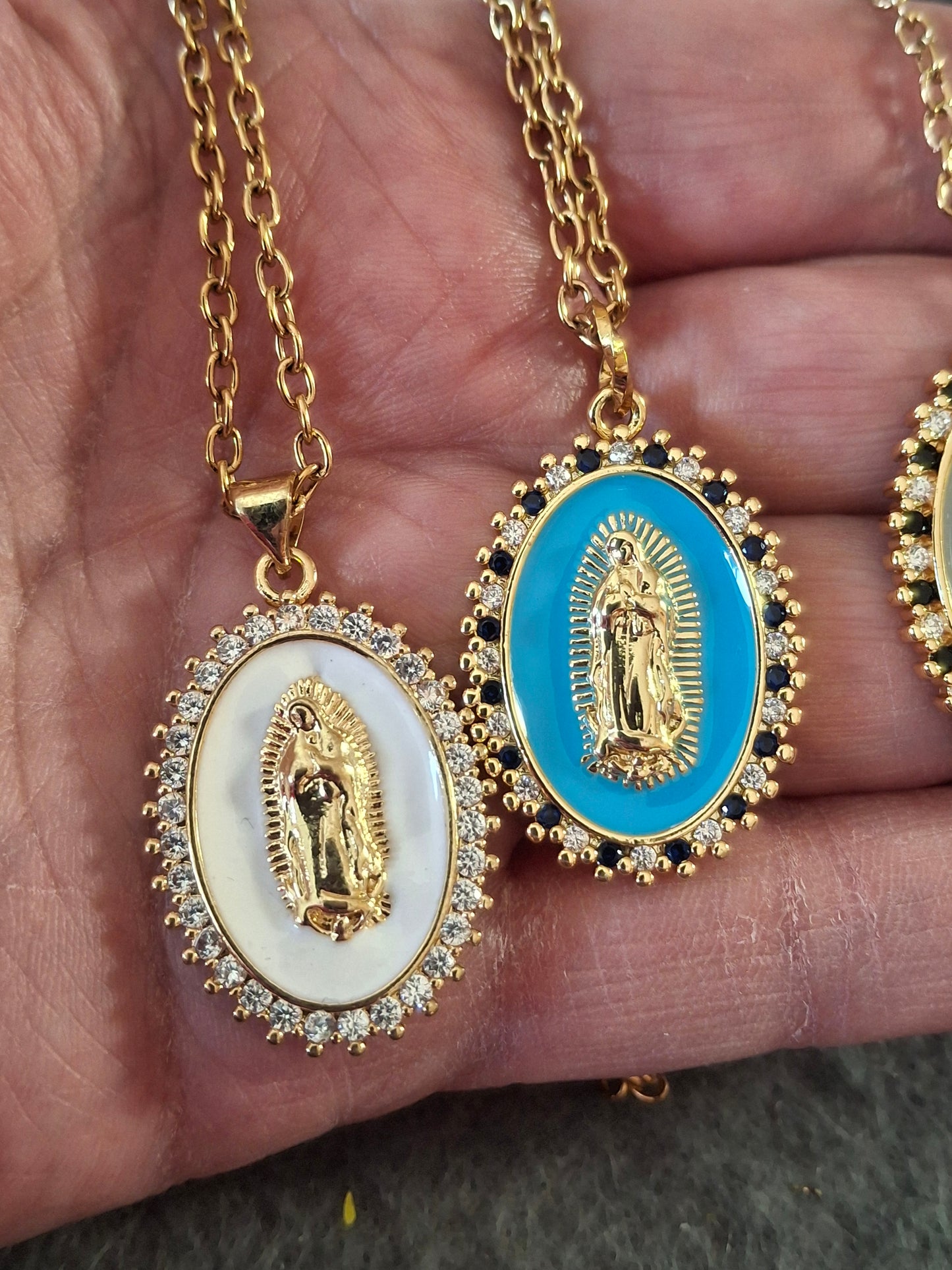 Collier chaîne dorée acier inoxydable stainless steel 316 et grande médaille madone vierge miraculeuse émaillée plaqué or 18K serti zirconium AAA austrian