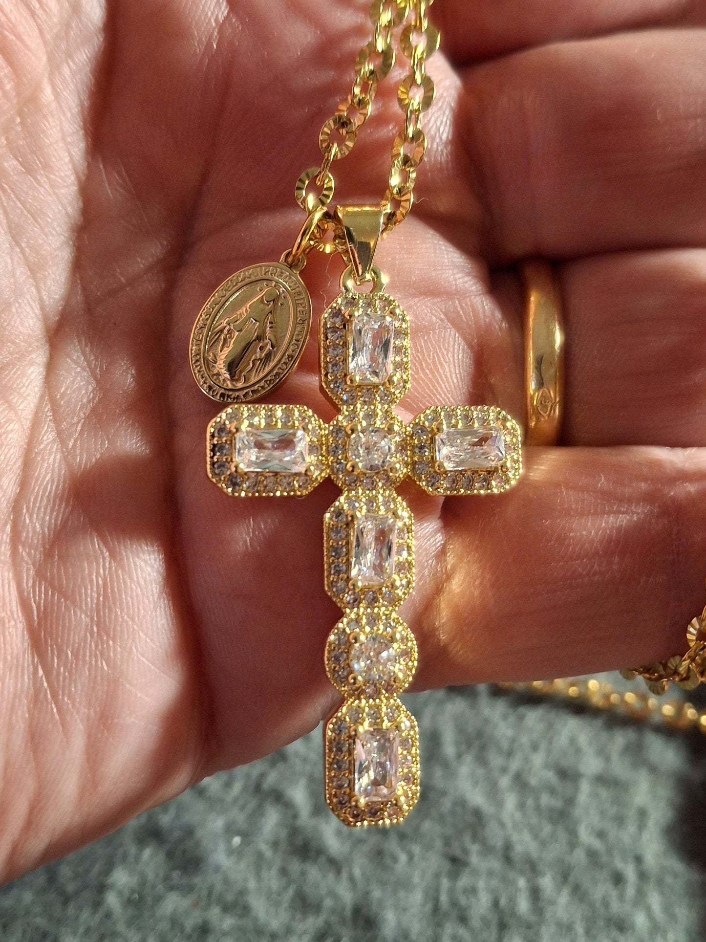 316 stainless steel chain necklace with 18K gold-plated cross set with AAA crystal and cubic zirconia, Madonna in stainless steel 316