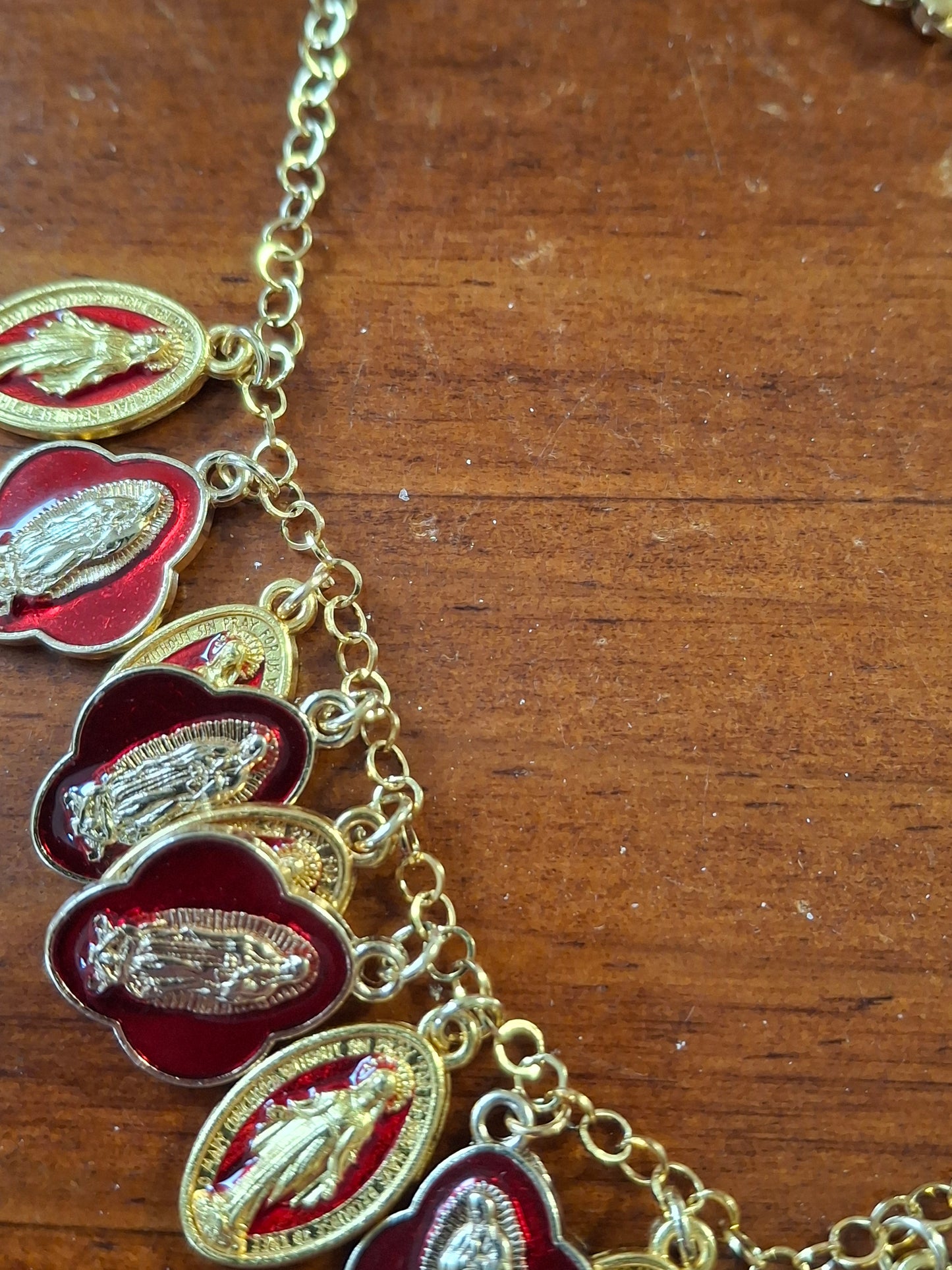 Collier chaîne dorée acier inoxydable rolo plaqué or et breloques madone handmade