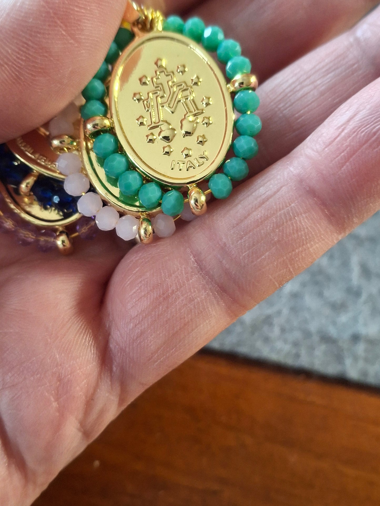 Bracelet chaîne maille gourmette acier inoxydable stainless steel 316 et grande médaille madone stainless steel et perles en cristal à facettes