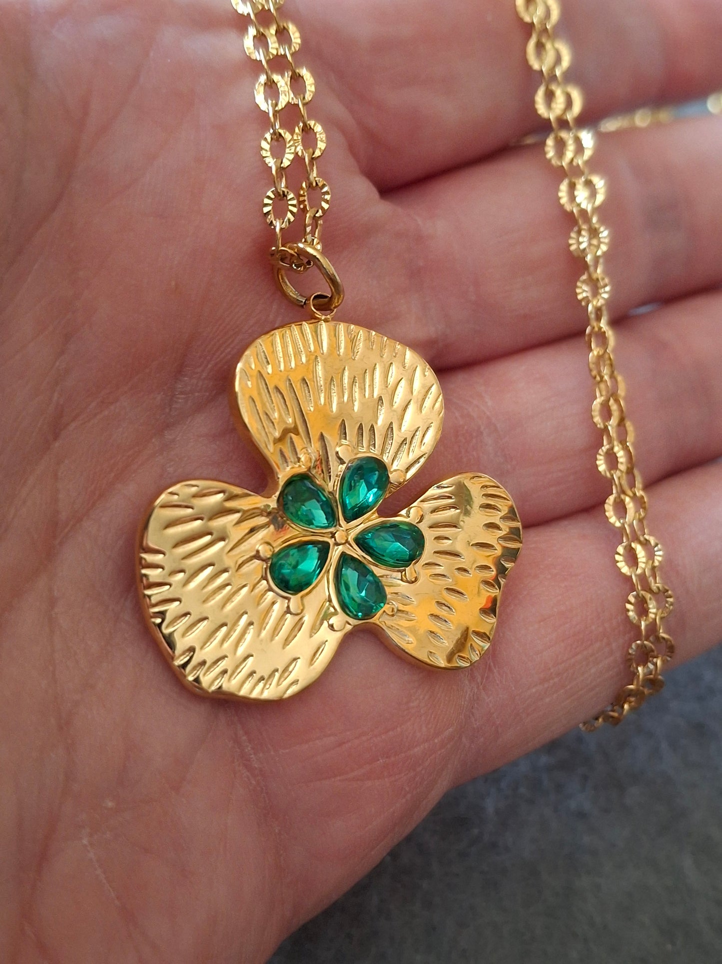 Collier chaîne dorée acier inoxydable stainless steel 316 ,pendentif fleur stainless steel 316 poli