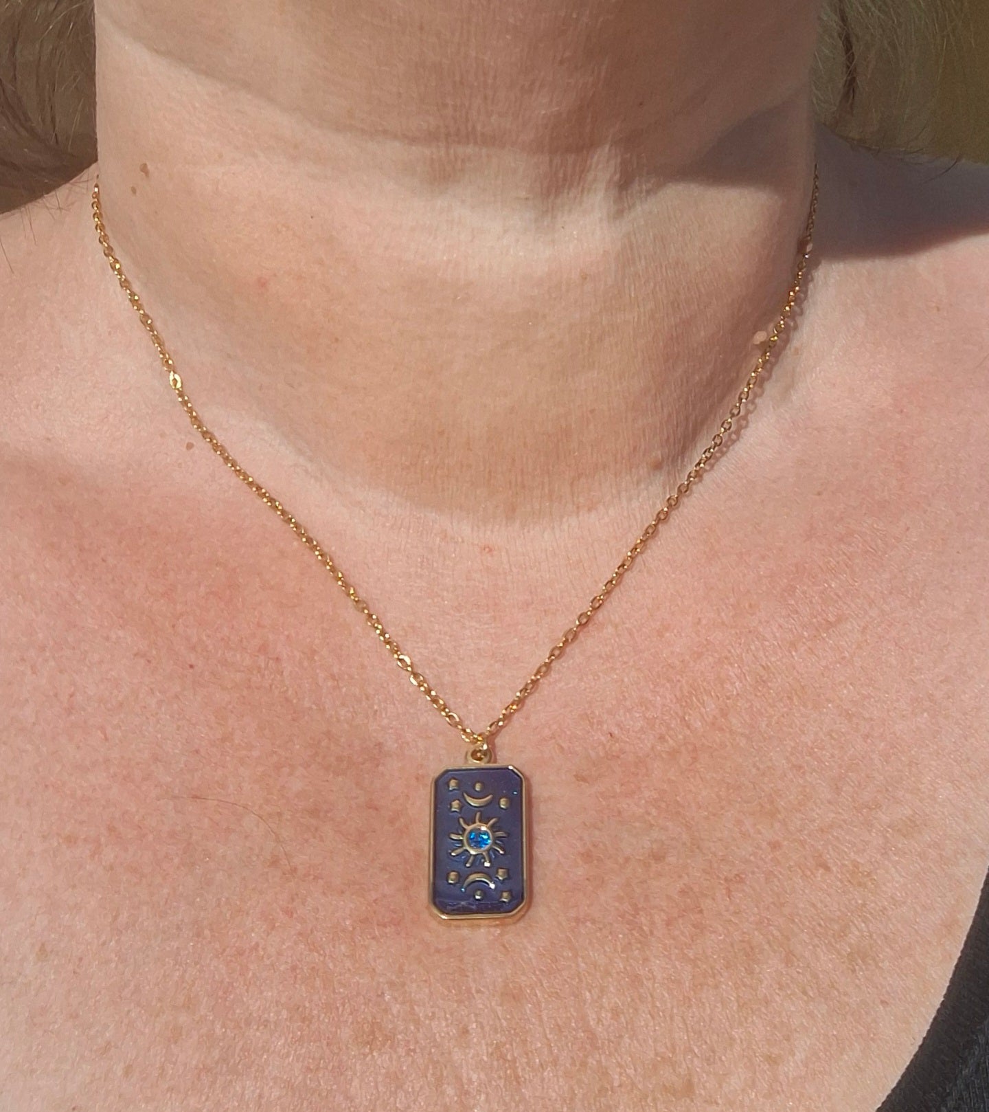 Collier chaîne dorée acier inoxydable stainless steel 316 ,pendentif carte tarot en acier inoxydable stainless steel 316 et email bleu