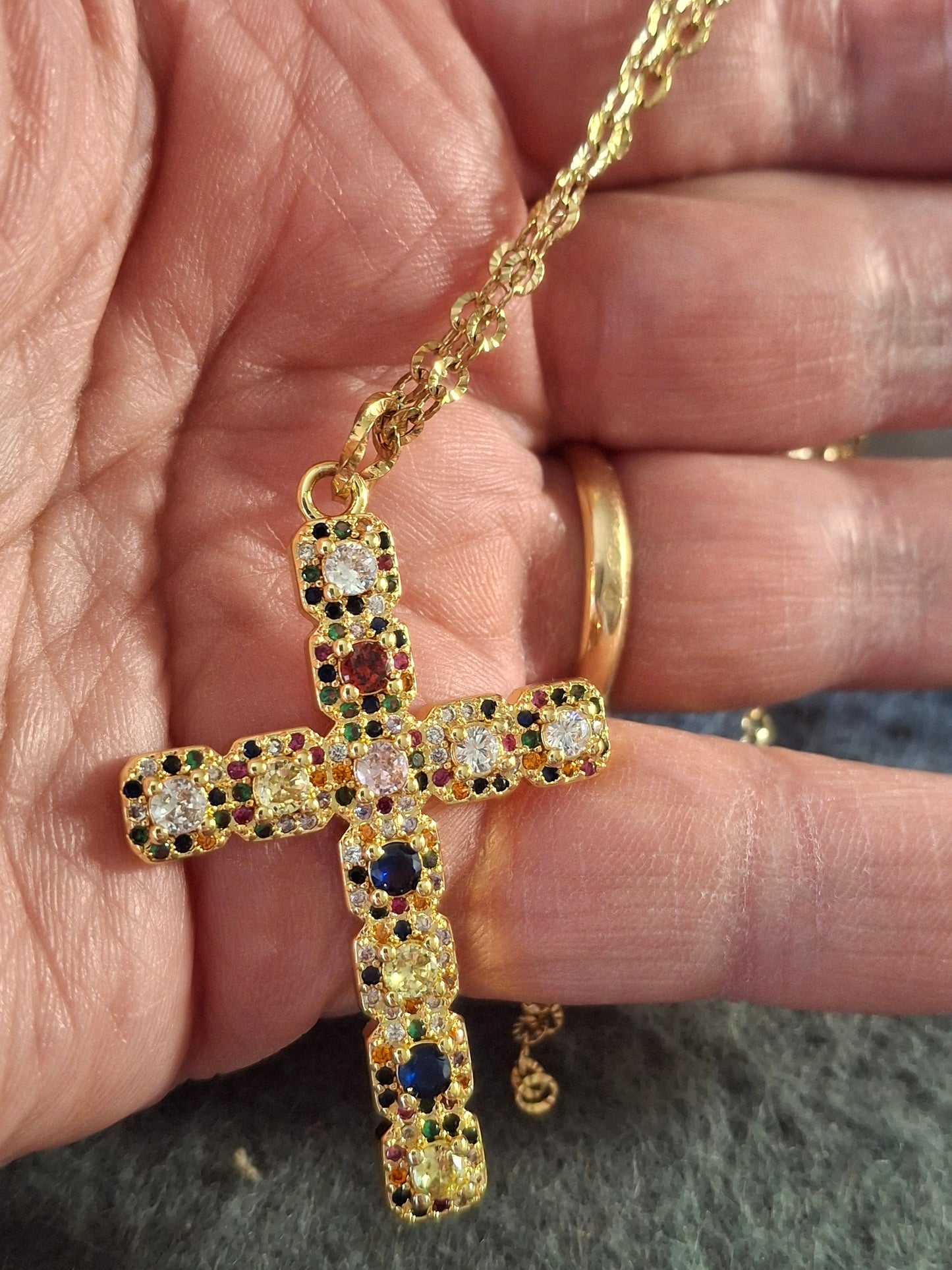 Collier chaîne dorée acier inoxydable stainless steel grande croix plaqué or 18K sertie zirconium AAA austrian