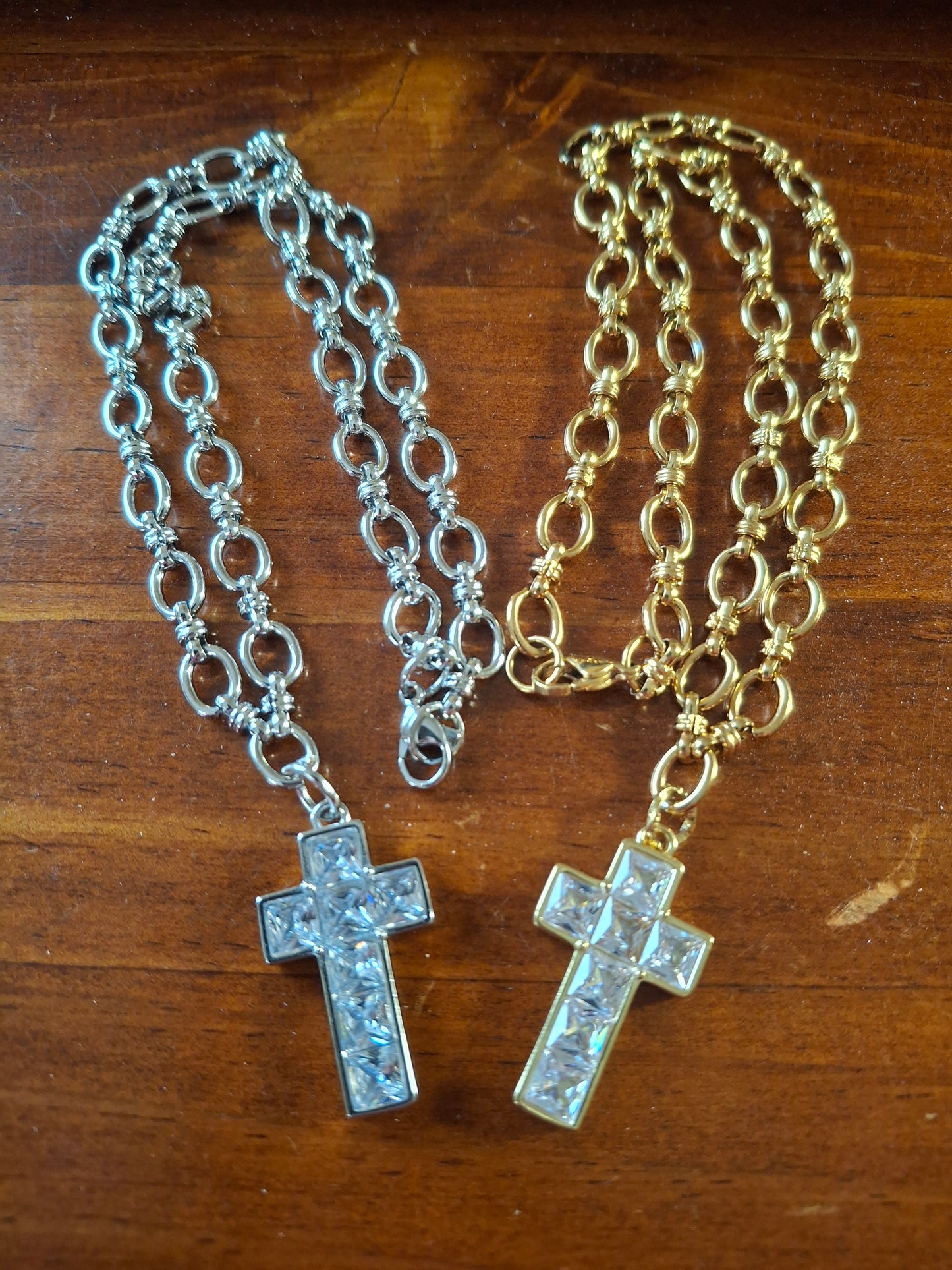 Sehr schöne Halskette aus Edelstahl 316, polierter Anhänger in Kreuzform aus Edelstahl 316.