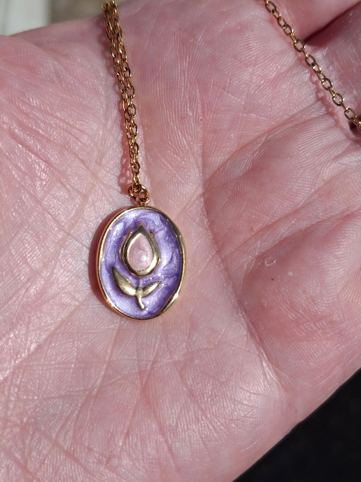 Gold chain necklace in 316 stainless steel and pretty pendant in 316 stainless steel and enamel with tulip motif