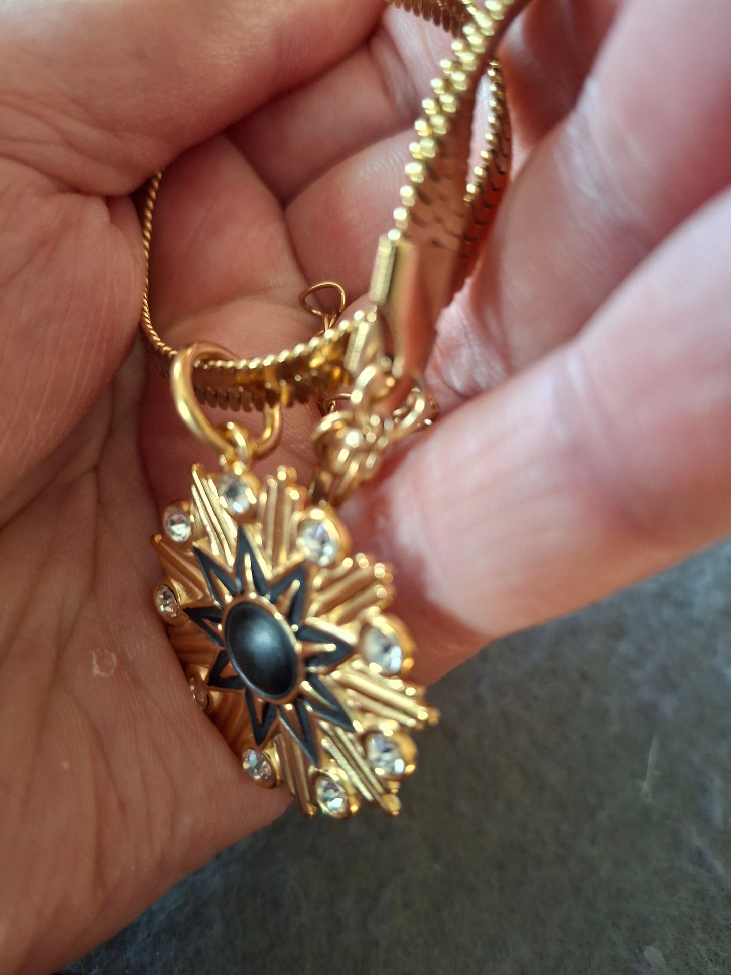 Beautiful necklace with a serpentine chain in 316 stainless steel and a large Polar Star pendant in 316 stainless steel.