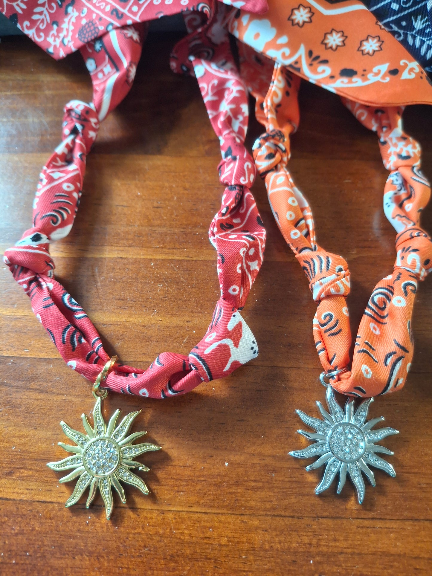 Halskette, Halstuch, Bandana zum Knoten, Anhänger Sonne, polierter Edelstahl 316, Zirkonia-Besatz, handgefertigt