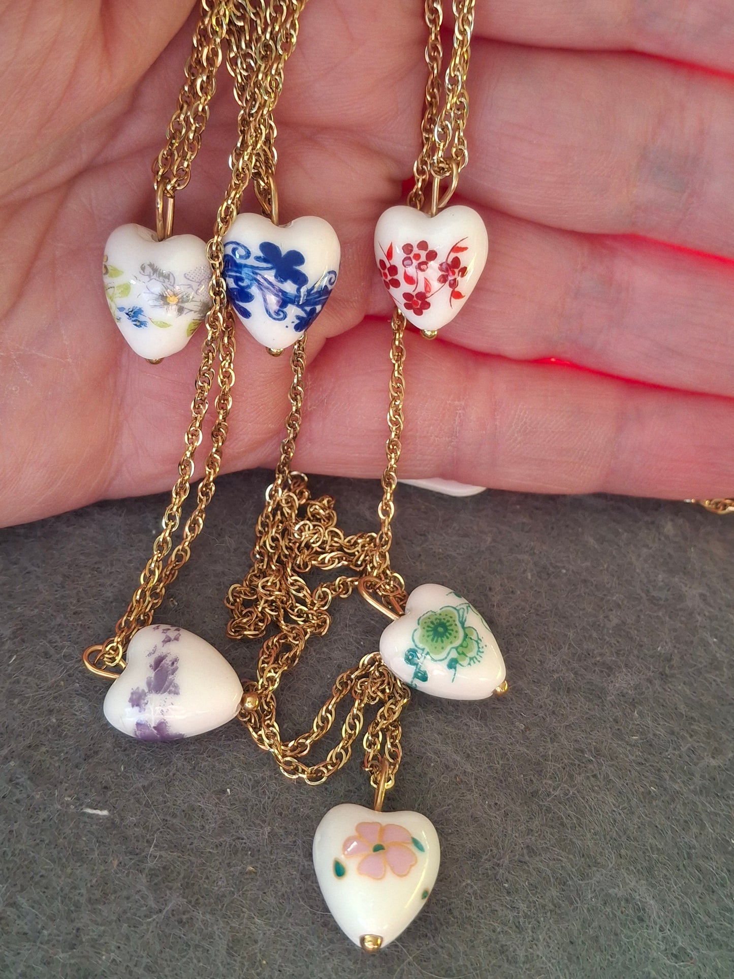 Halskette aus gedrehter Edelstahlkette (316) mit Porzellanherz