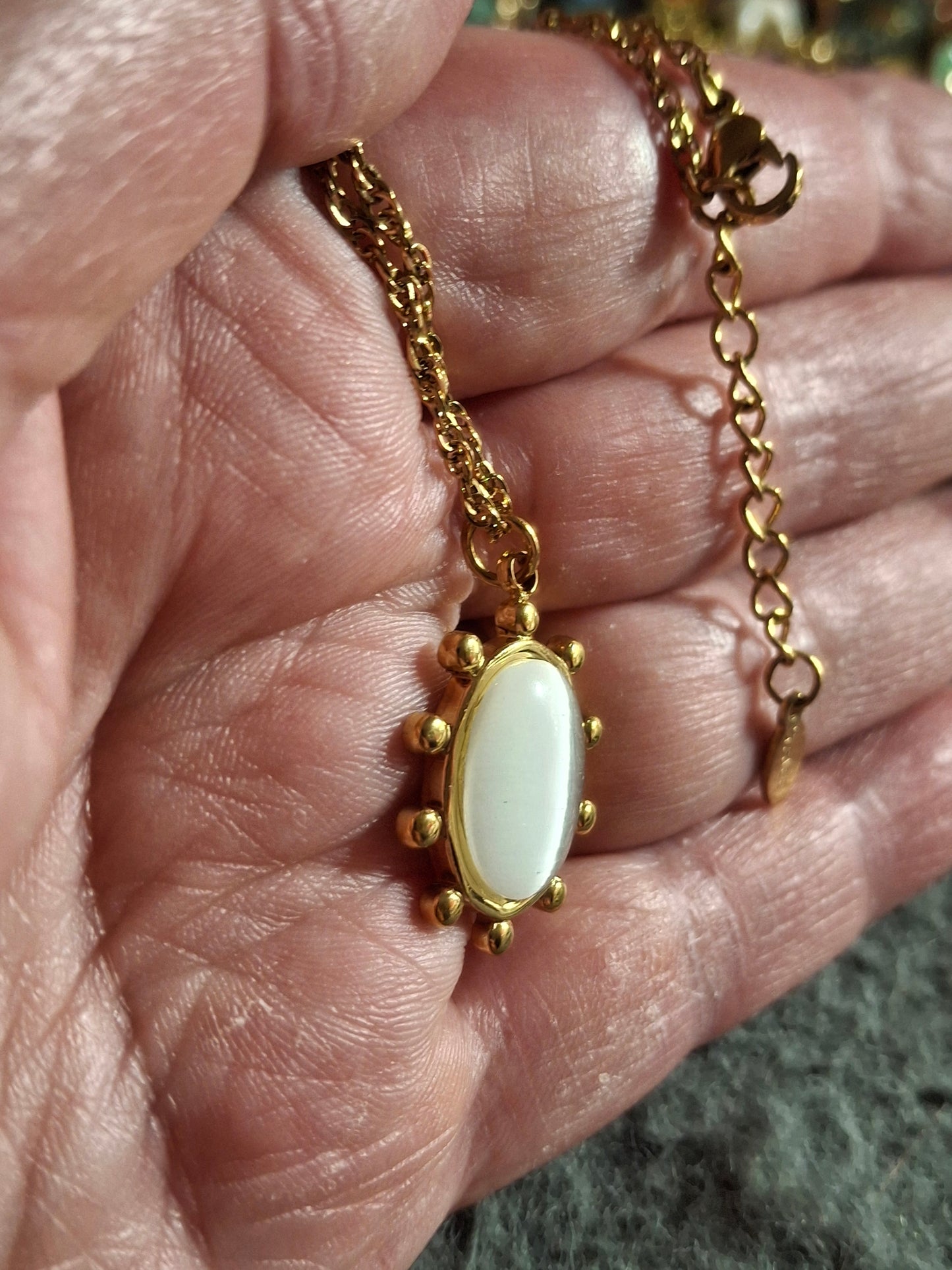 Collier chaîne torsadée stainless steel 316 ,pendentif soleil ou ovale stainless steel 316 et pierre de lune