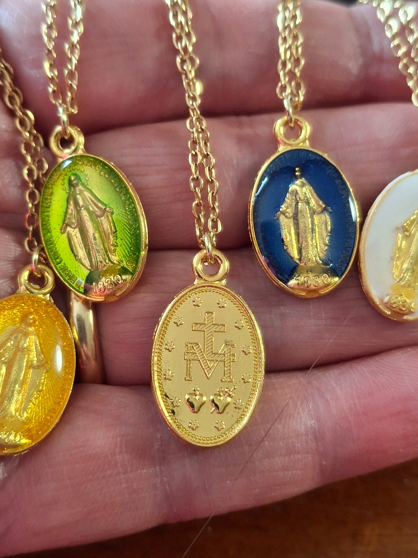 Halskette aus vergoldetem Edelstahl 316, Anhänger mit Madonnenmotiv aus Kupfer und vergoldet mit Feingold-Emaille.