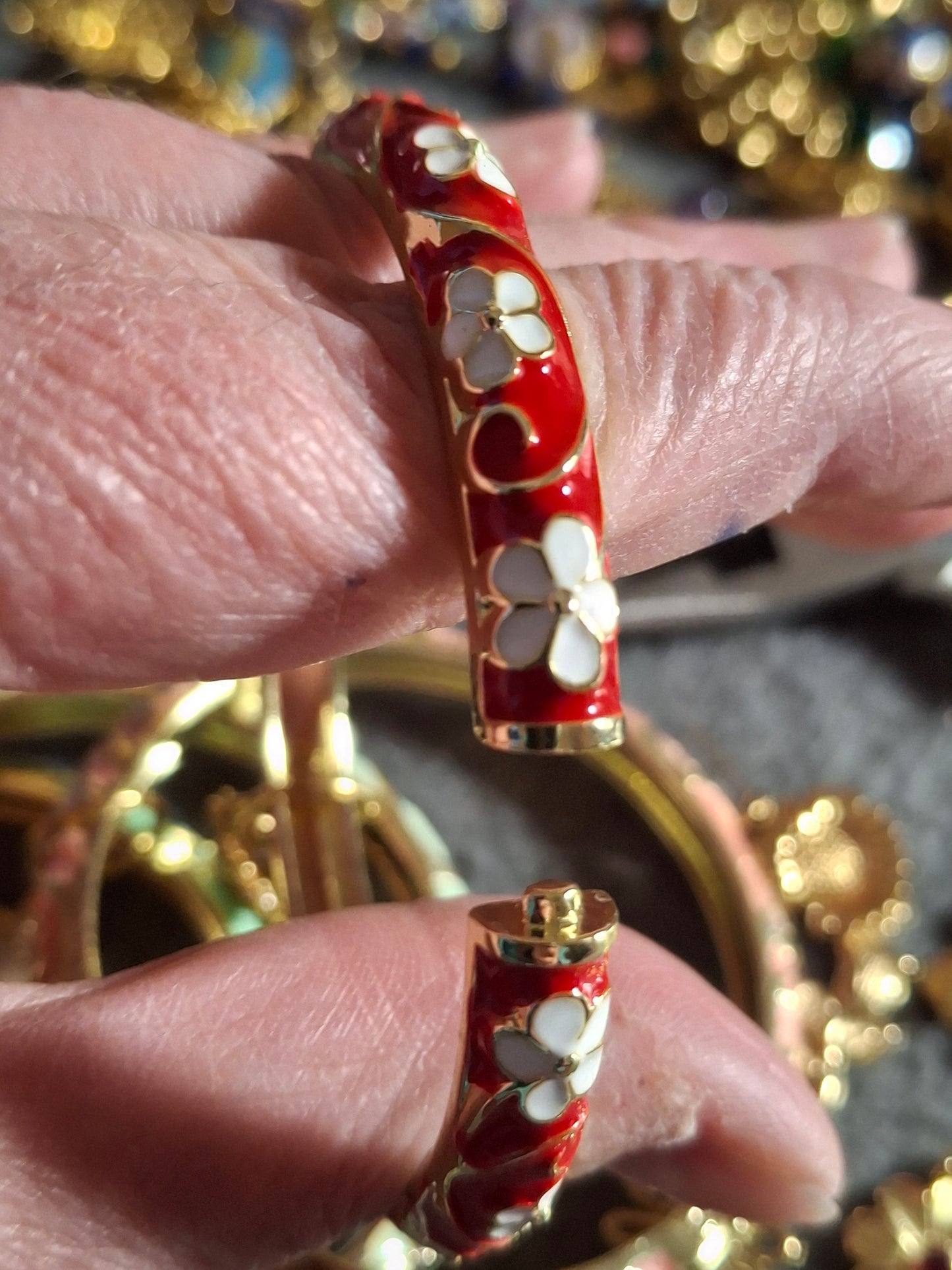 Jonc rigide email cloisonné à ressort motif fleurs breloques