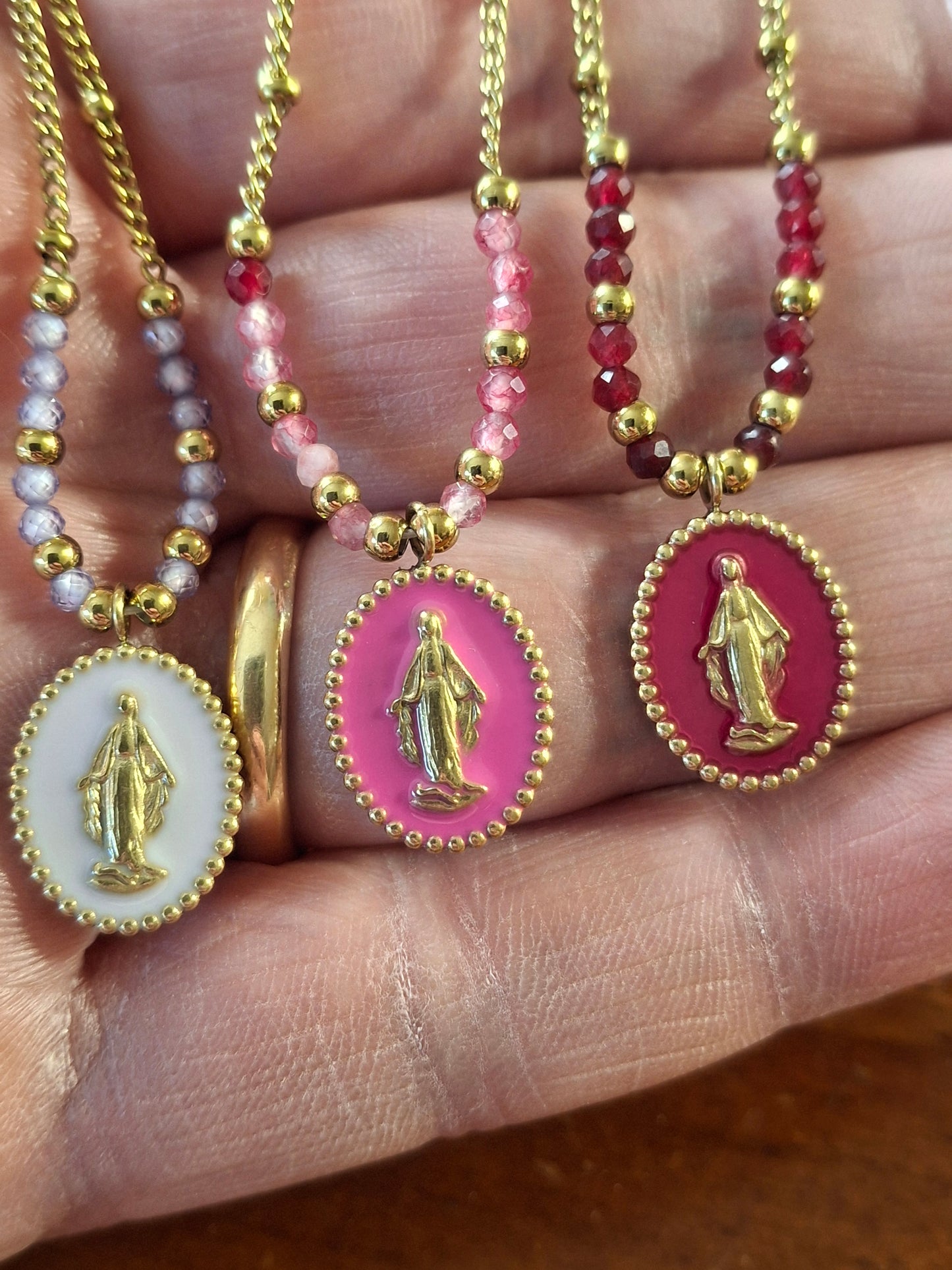 Gold-plated stainless steel 316 chain necklace with pearls and a stainless steel 316 Madonna pendant.