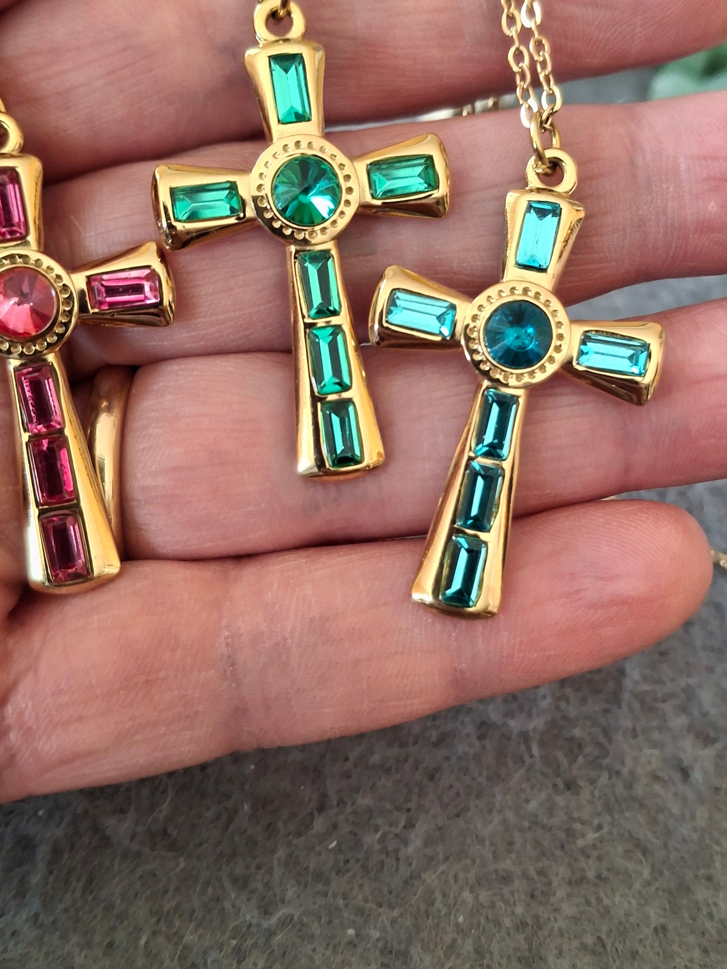 Halskette aus vergoldetem Edelstahl 316, Kreuzanhänger aus Edelstahl und 18-karätig vergoldeten Strasssteinen