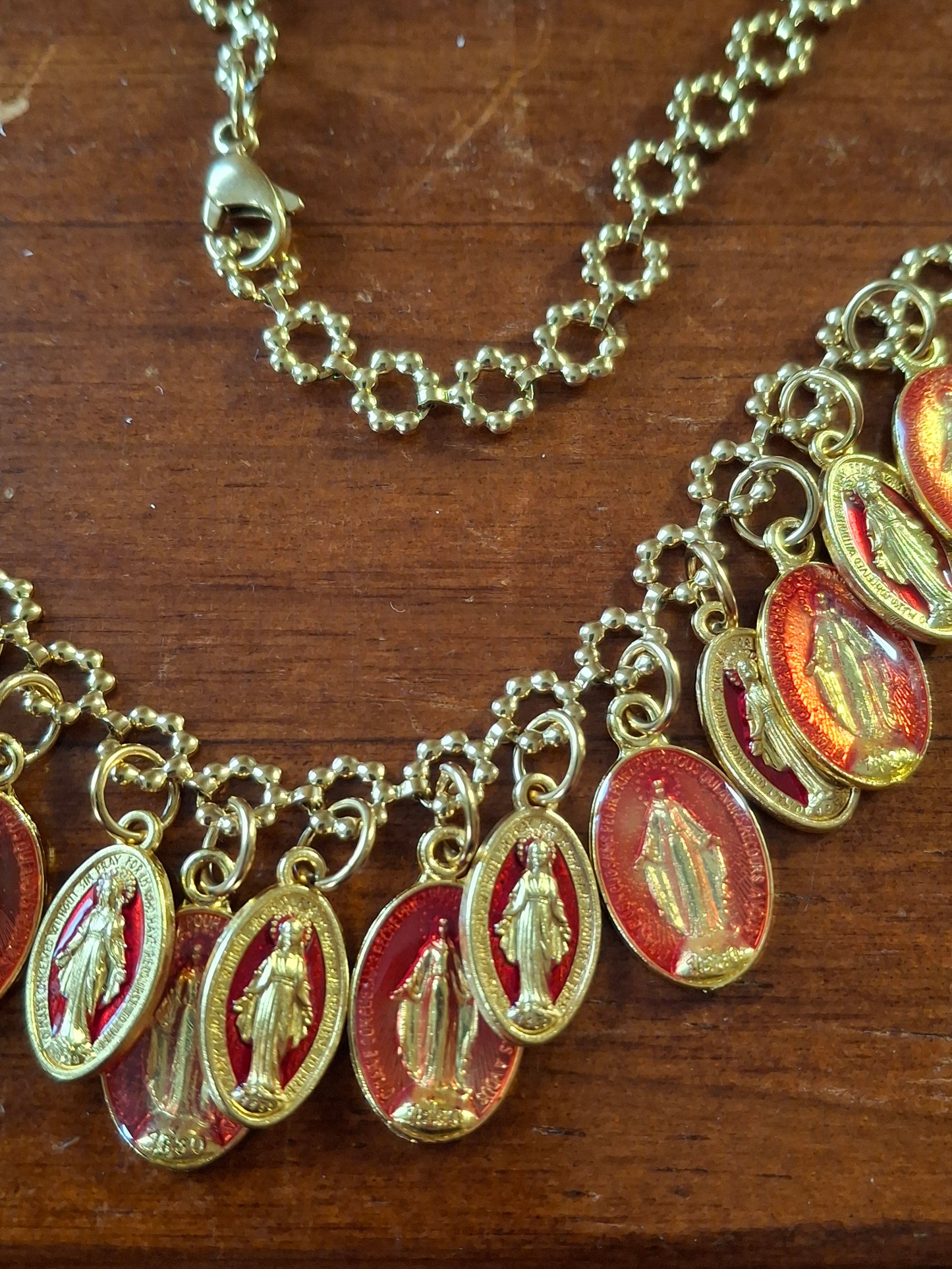 Collier chaîne dorée acier inoxydable stainless steel et breloques madone handmade réglable ajustable