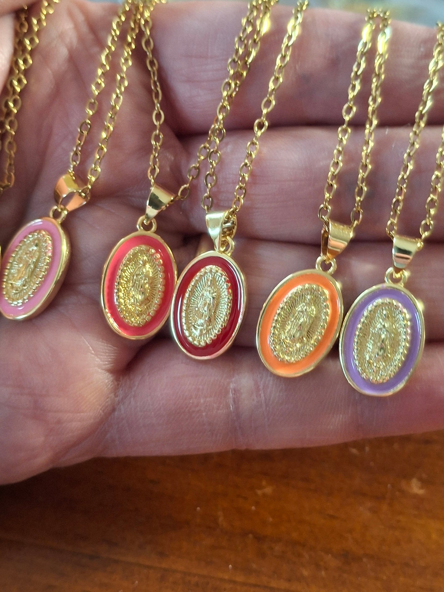 Gold-plated stainless steel chain necklace with Madonna and Miraculous Virgin pendant in brass and colored enamel, plated in 18K gold.