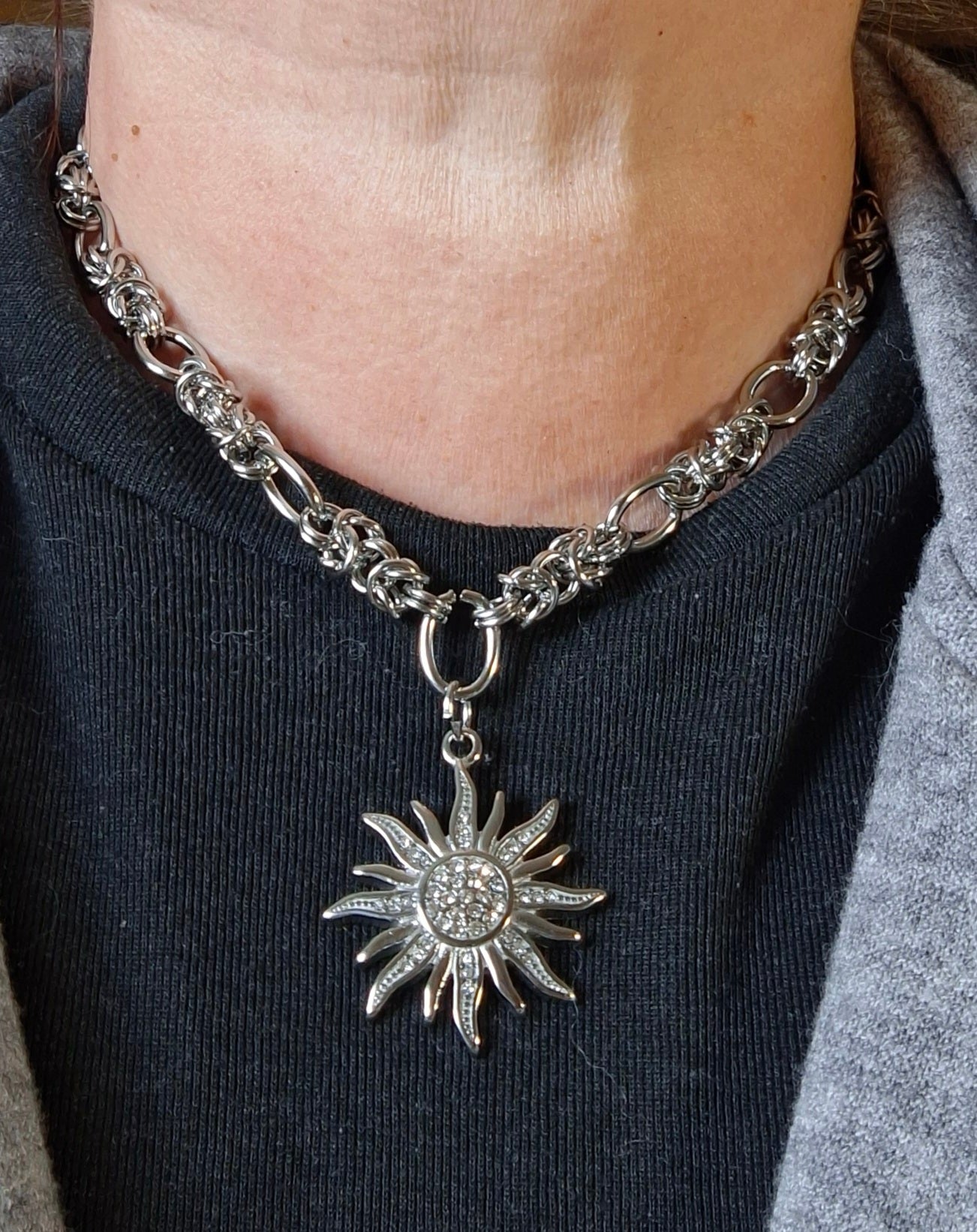 Collier très belle chaîne acier inoxydable stainless steel 316 de qualité supérieure grand pendentif soleil stainless steel 316 poli serti zirconium