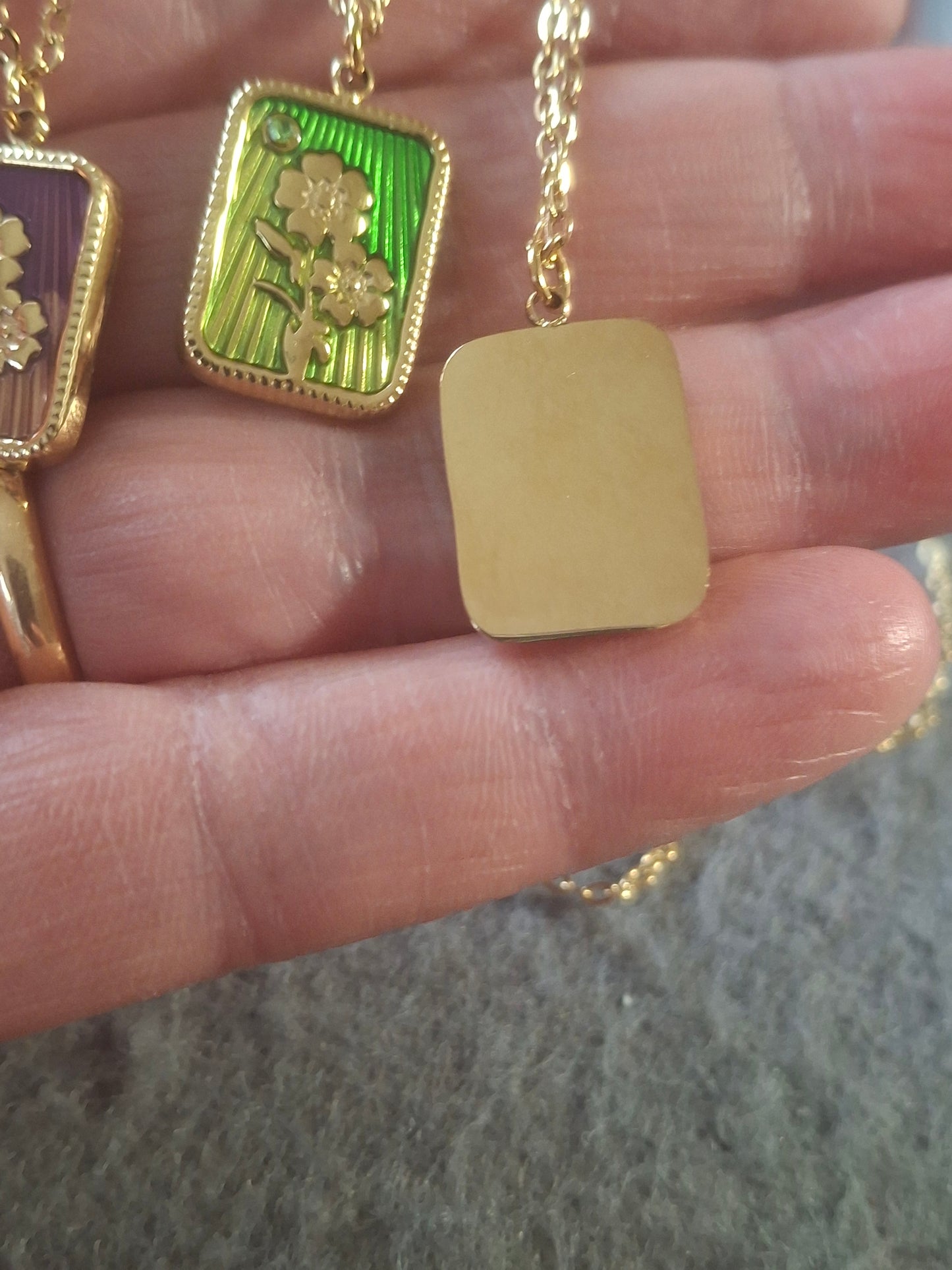 Collier chaîne dorée acier inoxydable stainless steel 316 pendentif stainless steel motif myosotis et email coloré