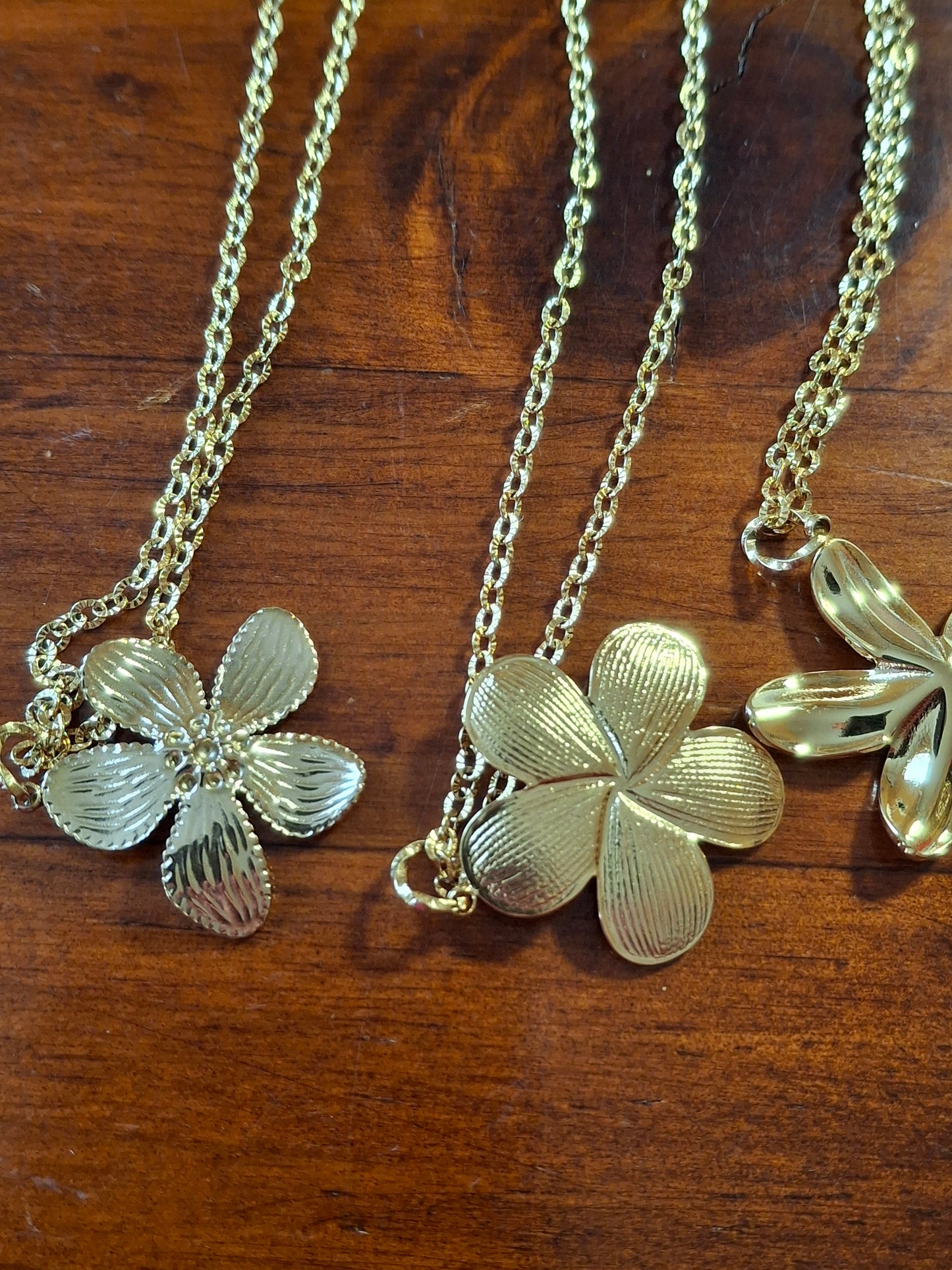 Collier chaîne dorée acier inoxydable striée stainless steel 316,pendentif fleur stainless steel 316 poli