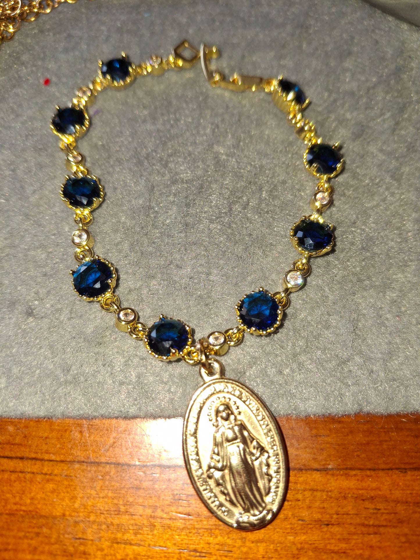 Bracelet chaîne en laiton doré plaqué or 18K sertie cristal bleu marine et grande médaille madone stainless steel 316 poli handmade