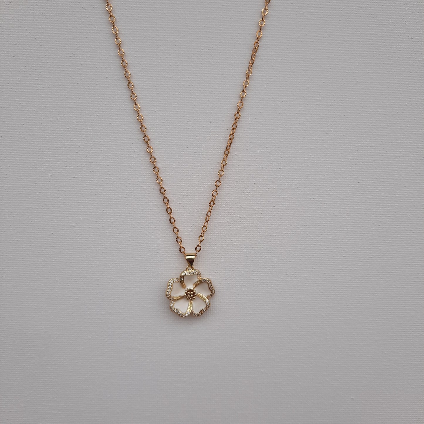 Collier or fleur de sakura