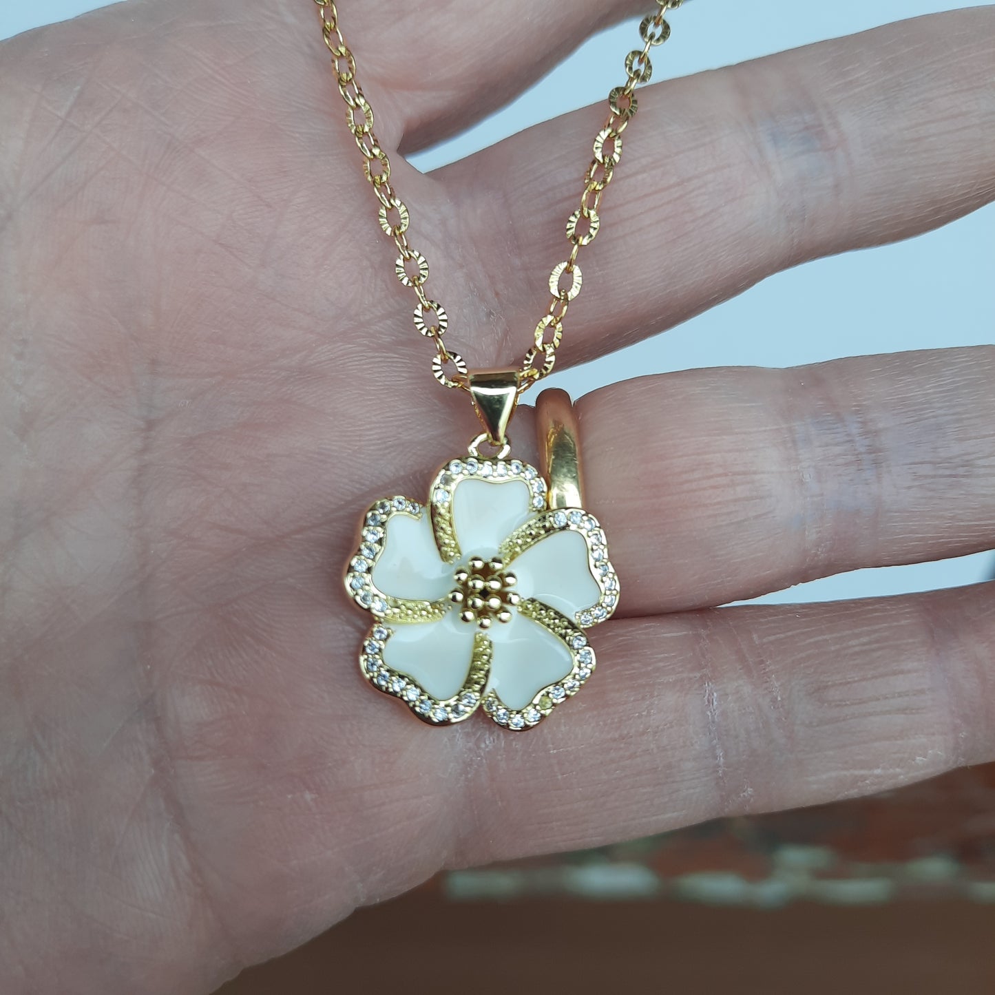 Collier or fleur de sakura