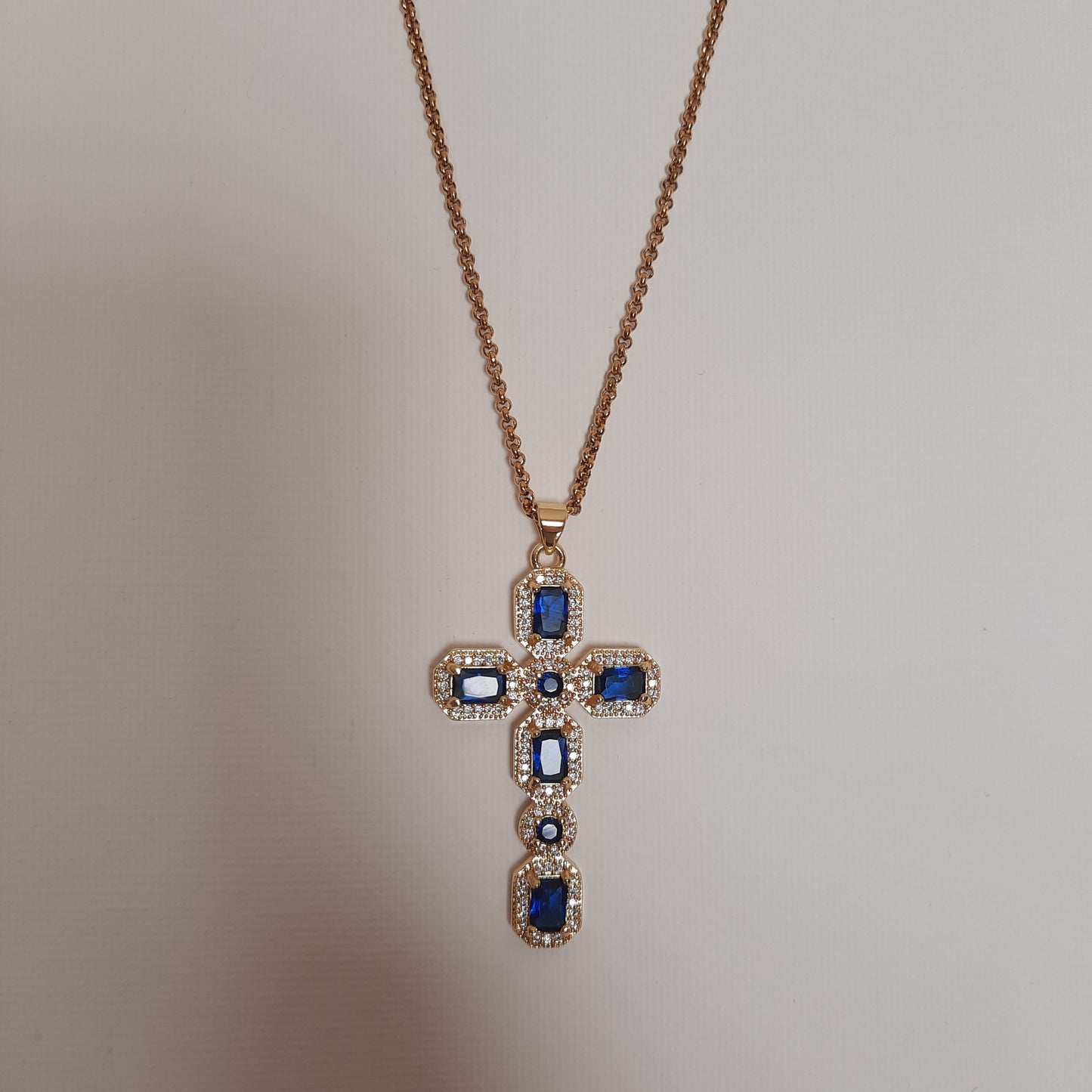 Sautoir chaîne acier inoxydable jaseron grand pendentif croix baroque