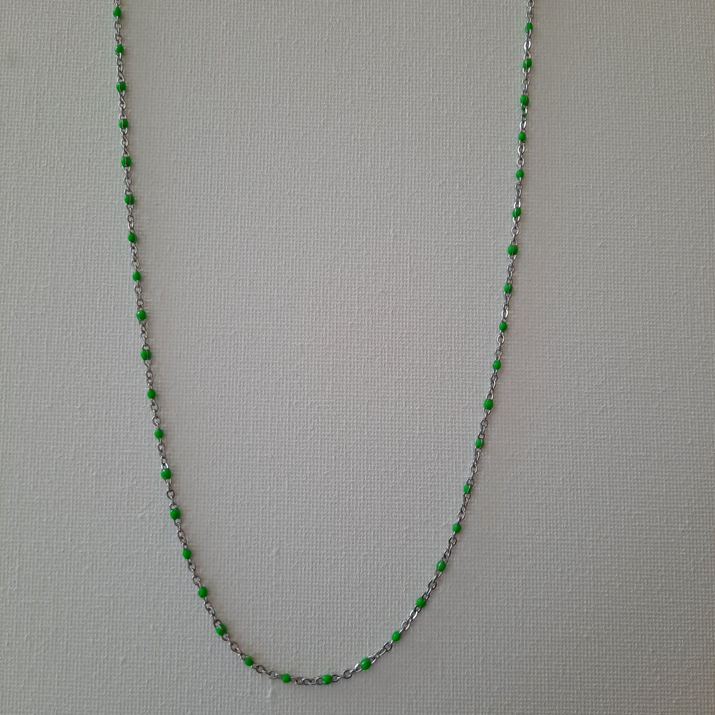 Collier stainless steel et perles en email coloré vert handemade sur mesure