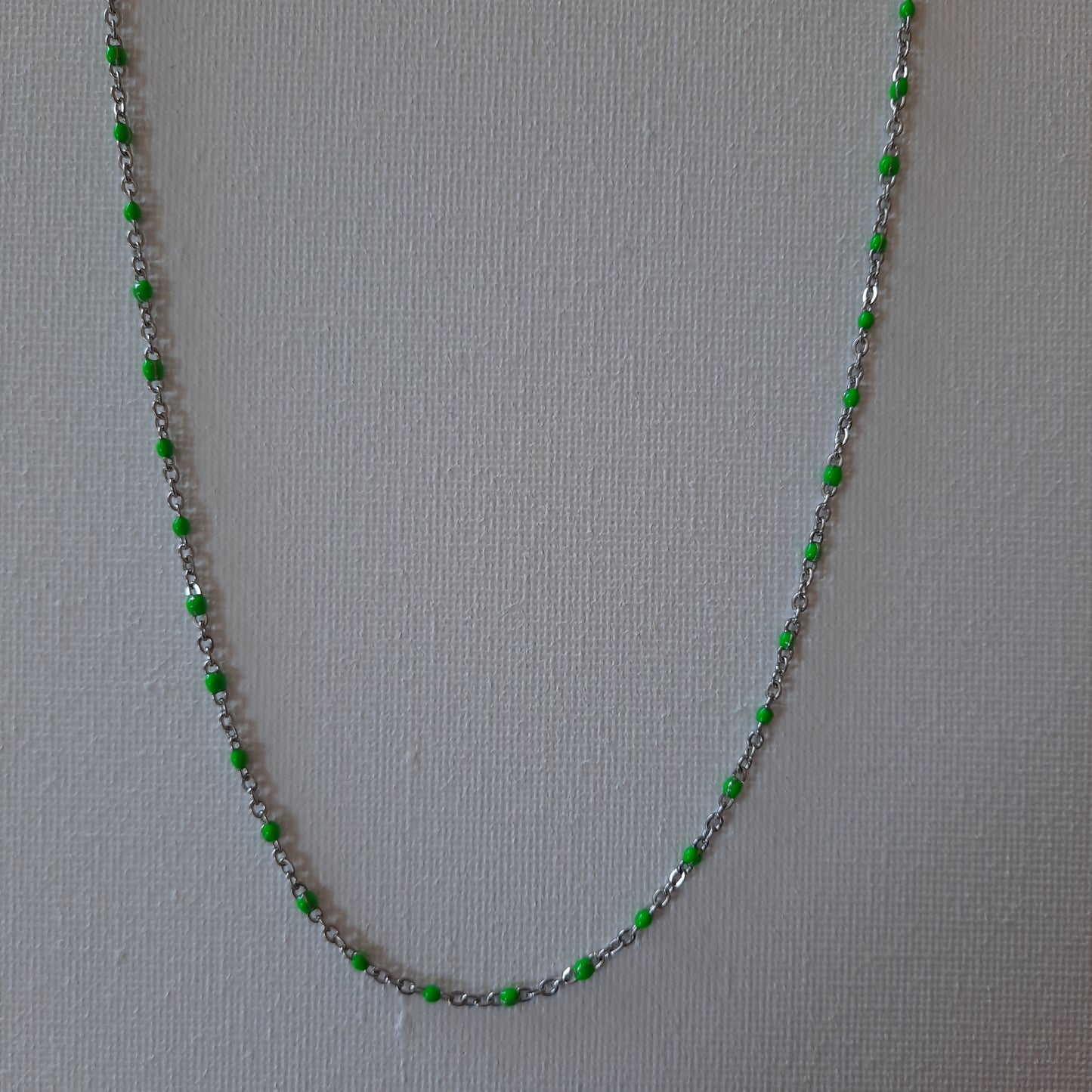 Collier stainless steel et perles en email coloré vert handemade sur mesure