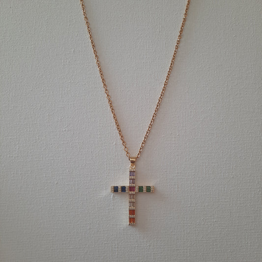 Sautoir chaîne dorée acier inoxydable stainless steel 316 et pendentif croix multicolore plaqué or 18K